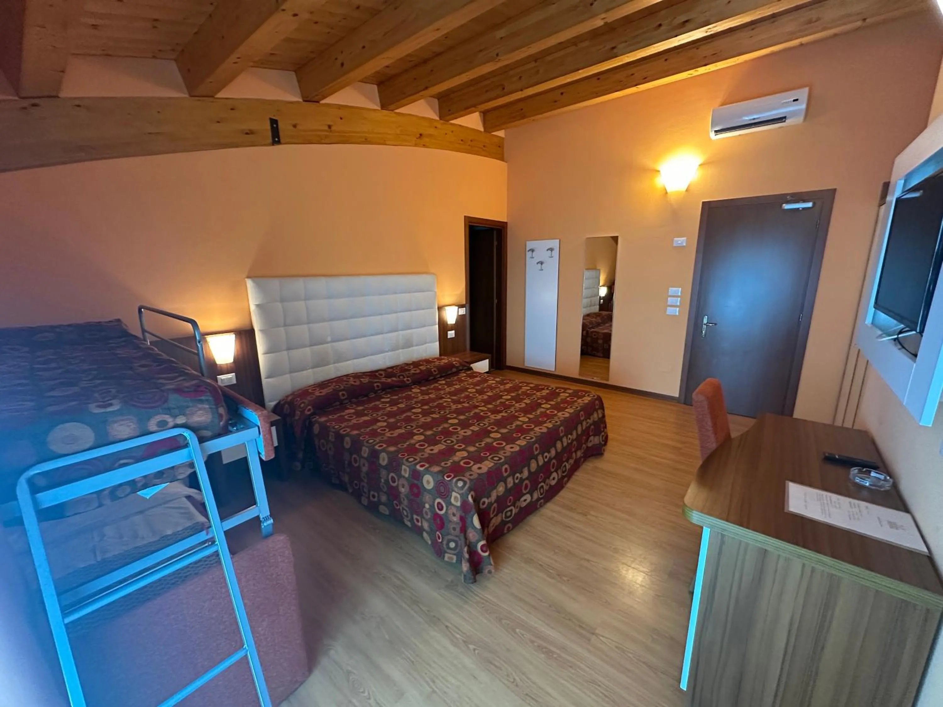 Photo of the whole room in Hotel Vienna