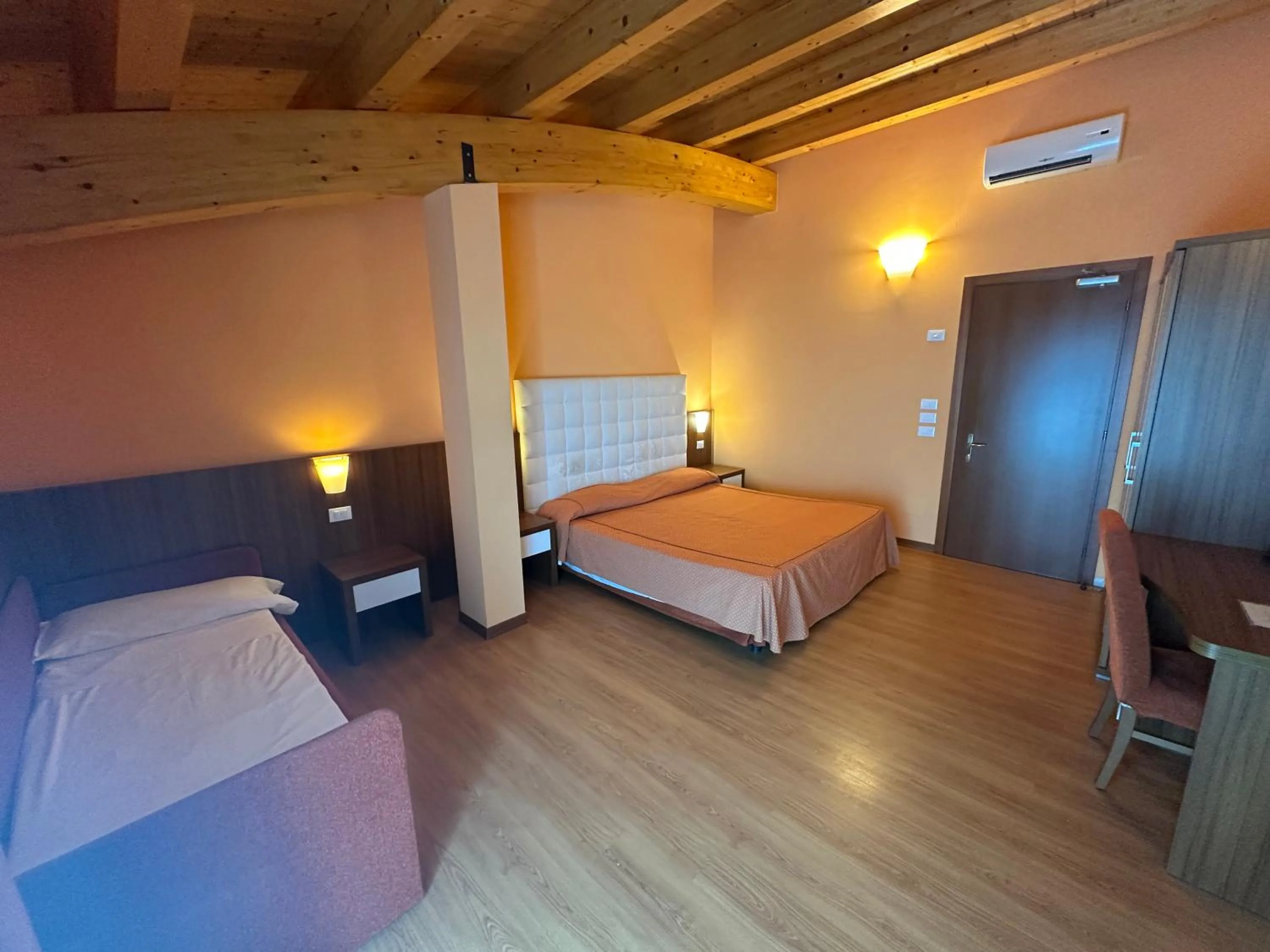 Photo of the whole room in Hotel Vienna