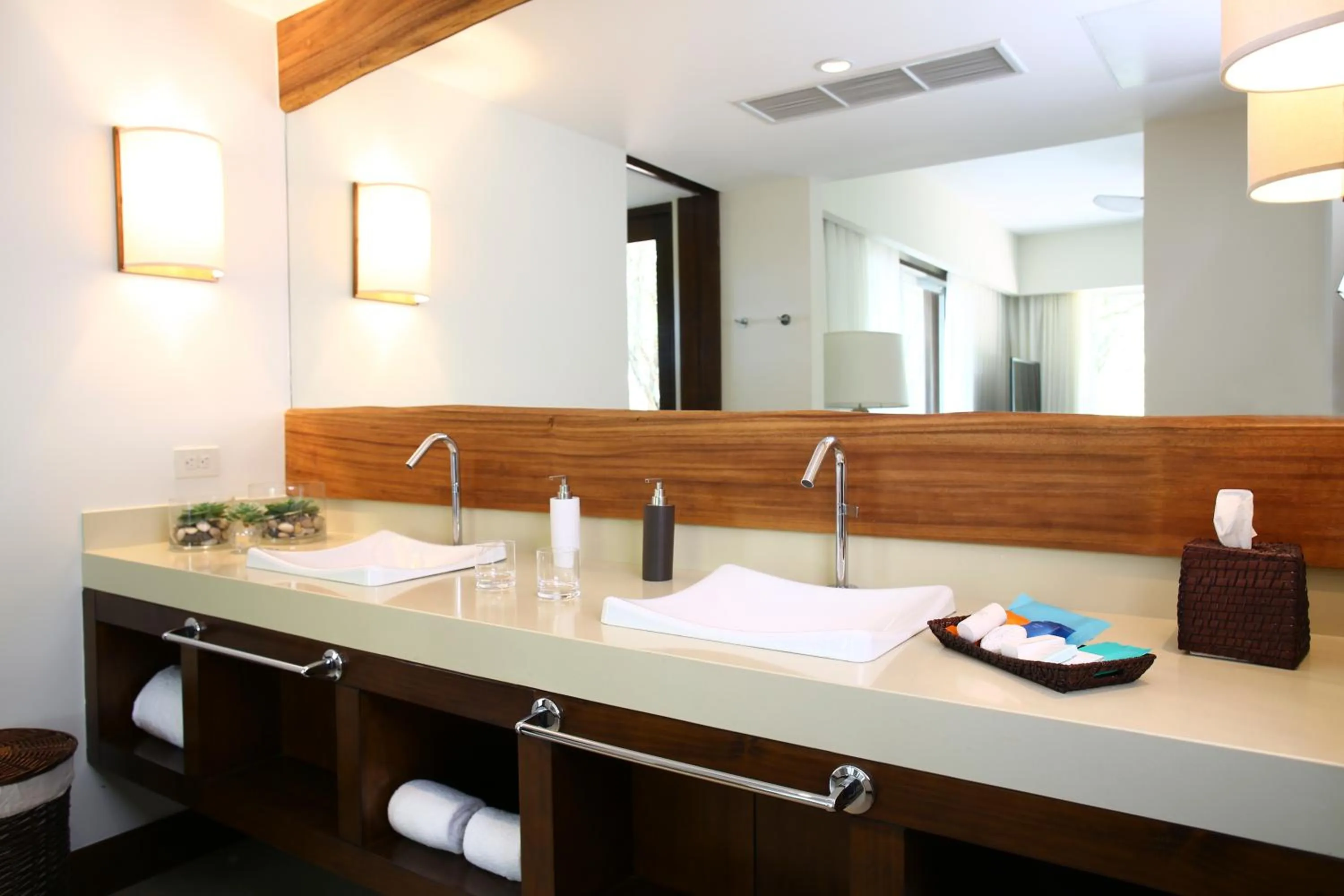 Bathroom in El Mangroove Papagayo, Autograph Collection