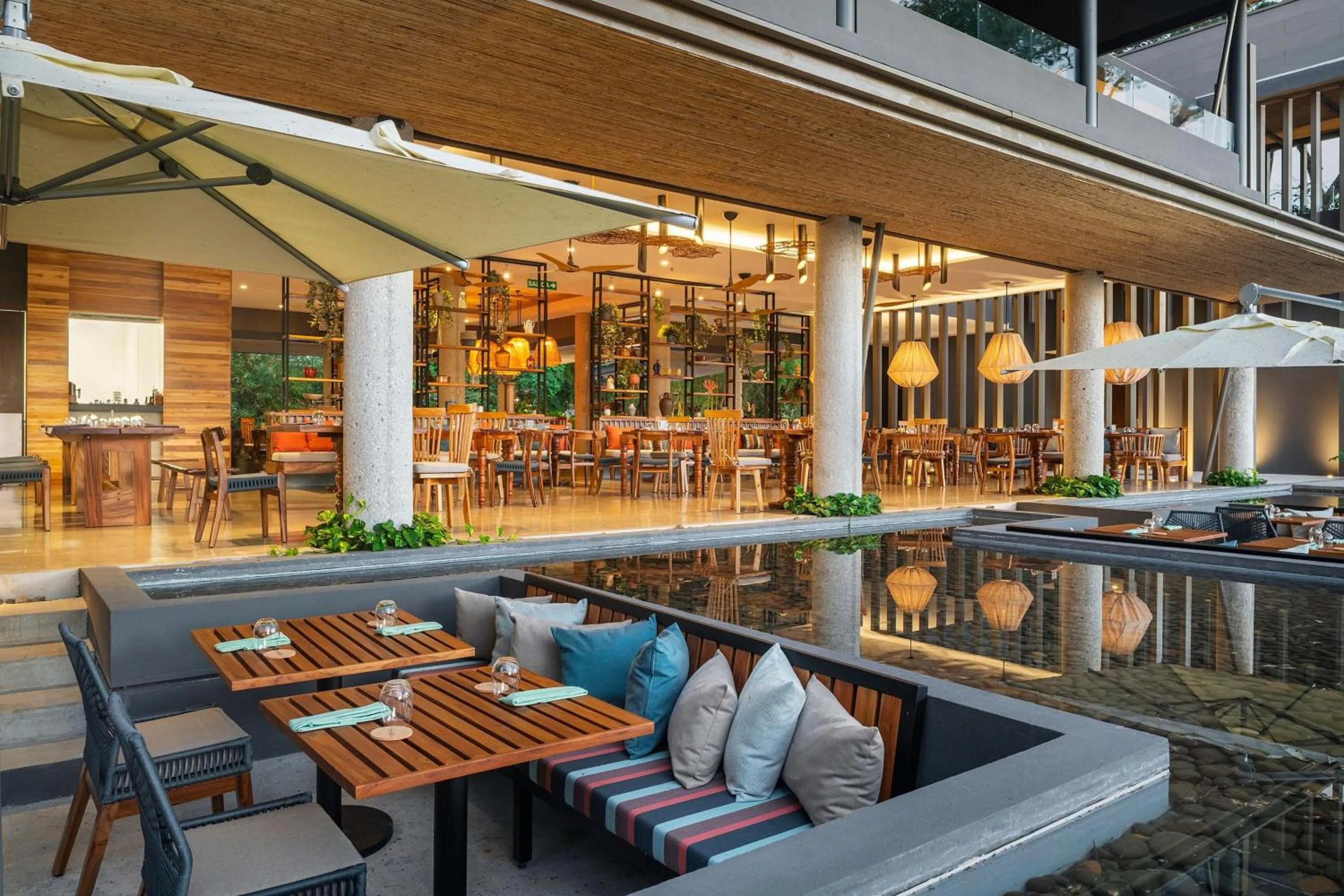 Restaurant/places to eat in El Mangroove Papagayo, Autograph Collection