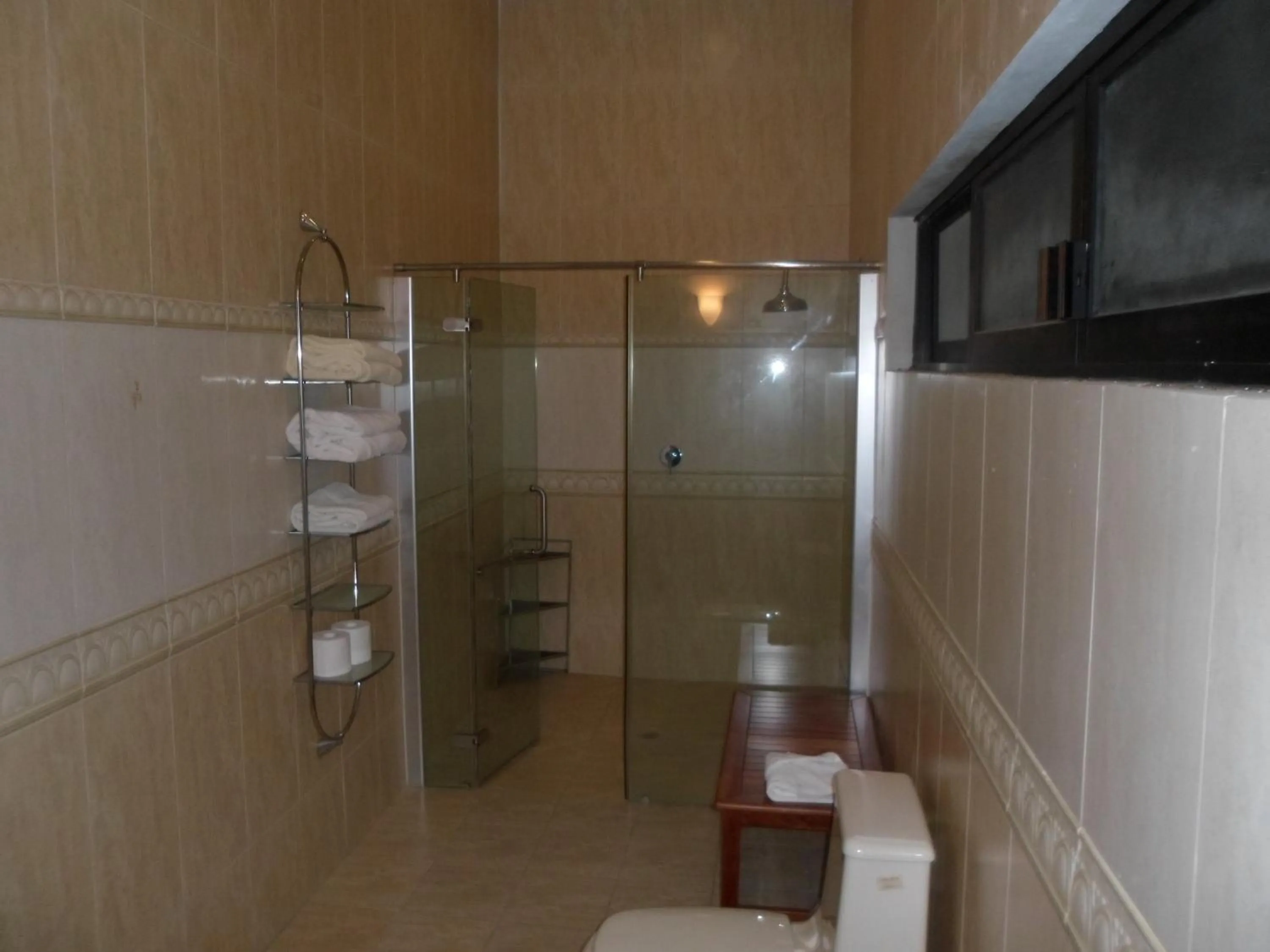 Shower in Hotel Poza Rica Inn