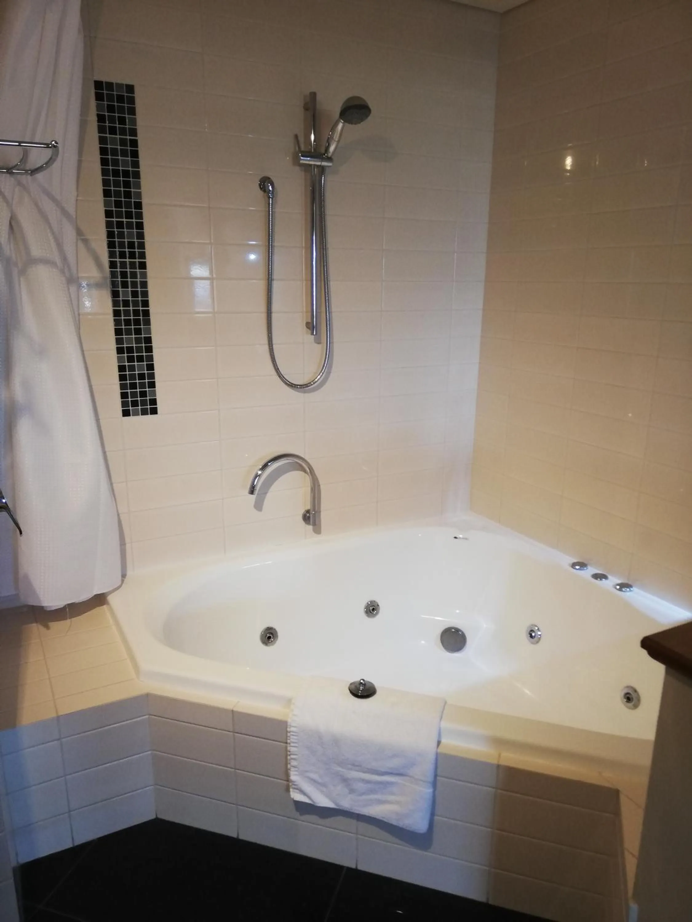 Hot Tub in Dunsborough Bay Village Resort Suites