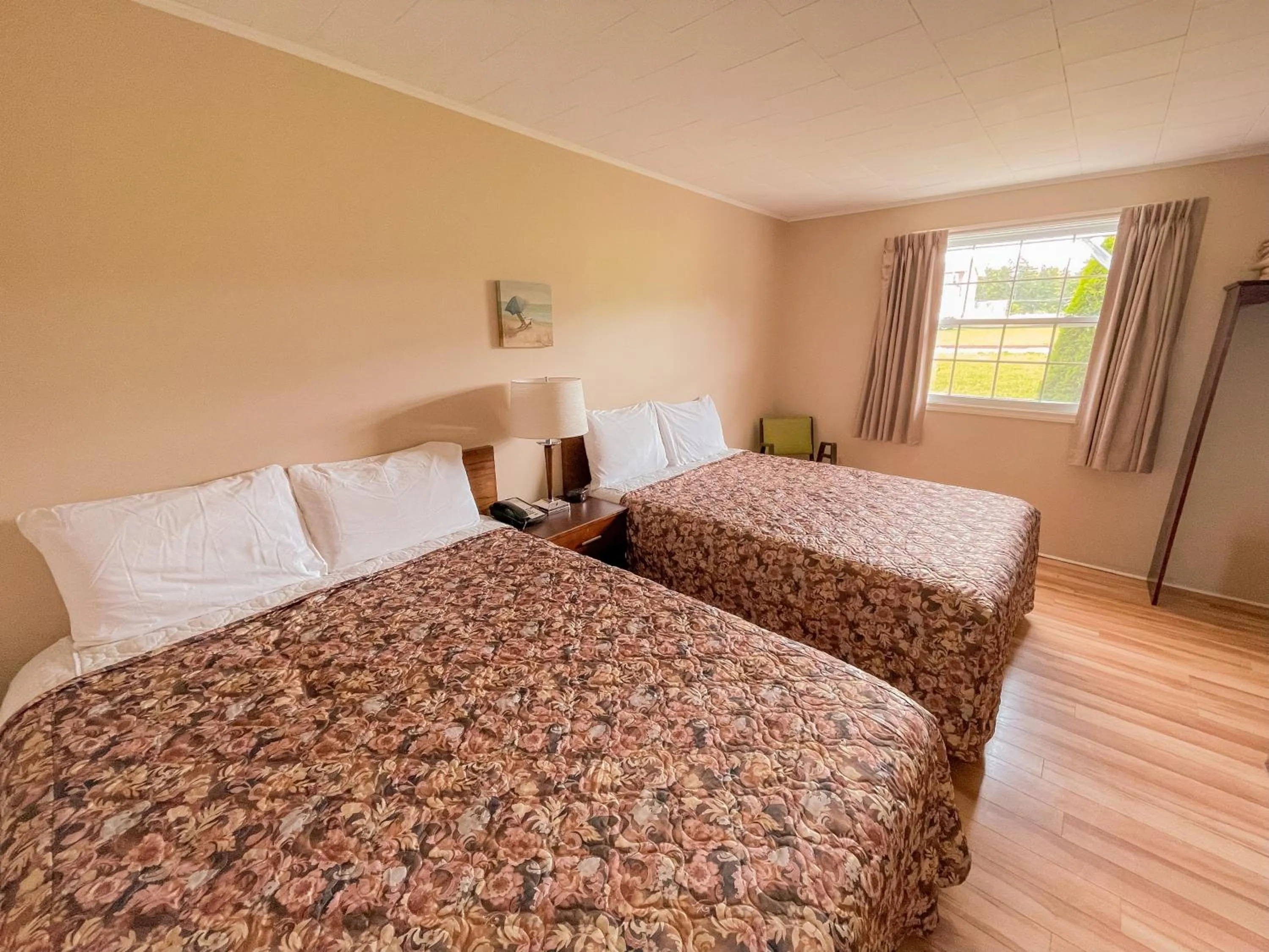 Bed in Silverwood Motel