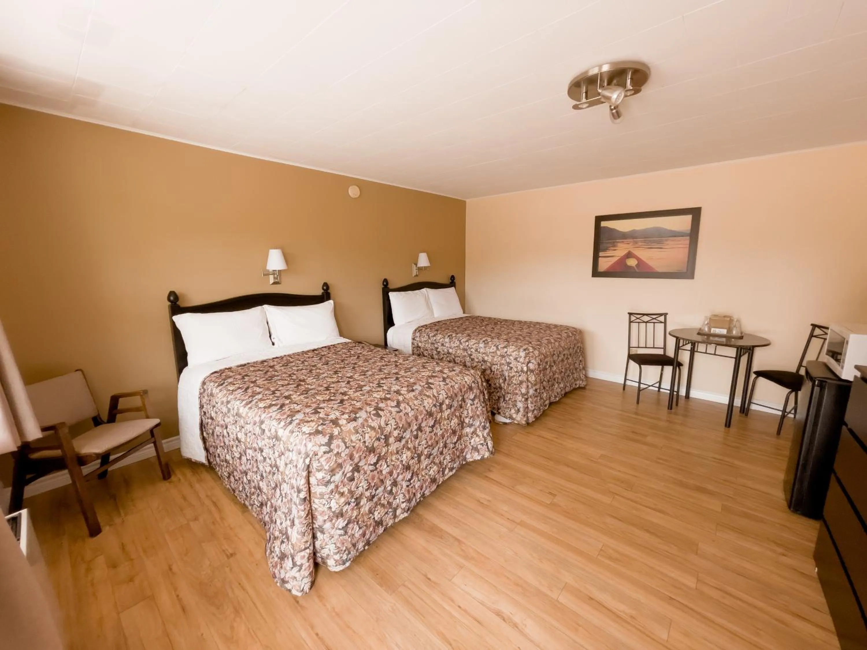 Bed in Silverwood Motel