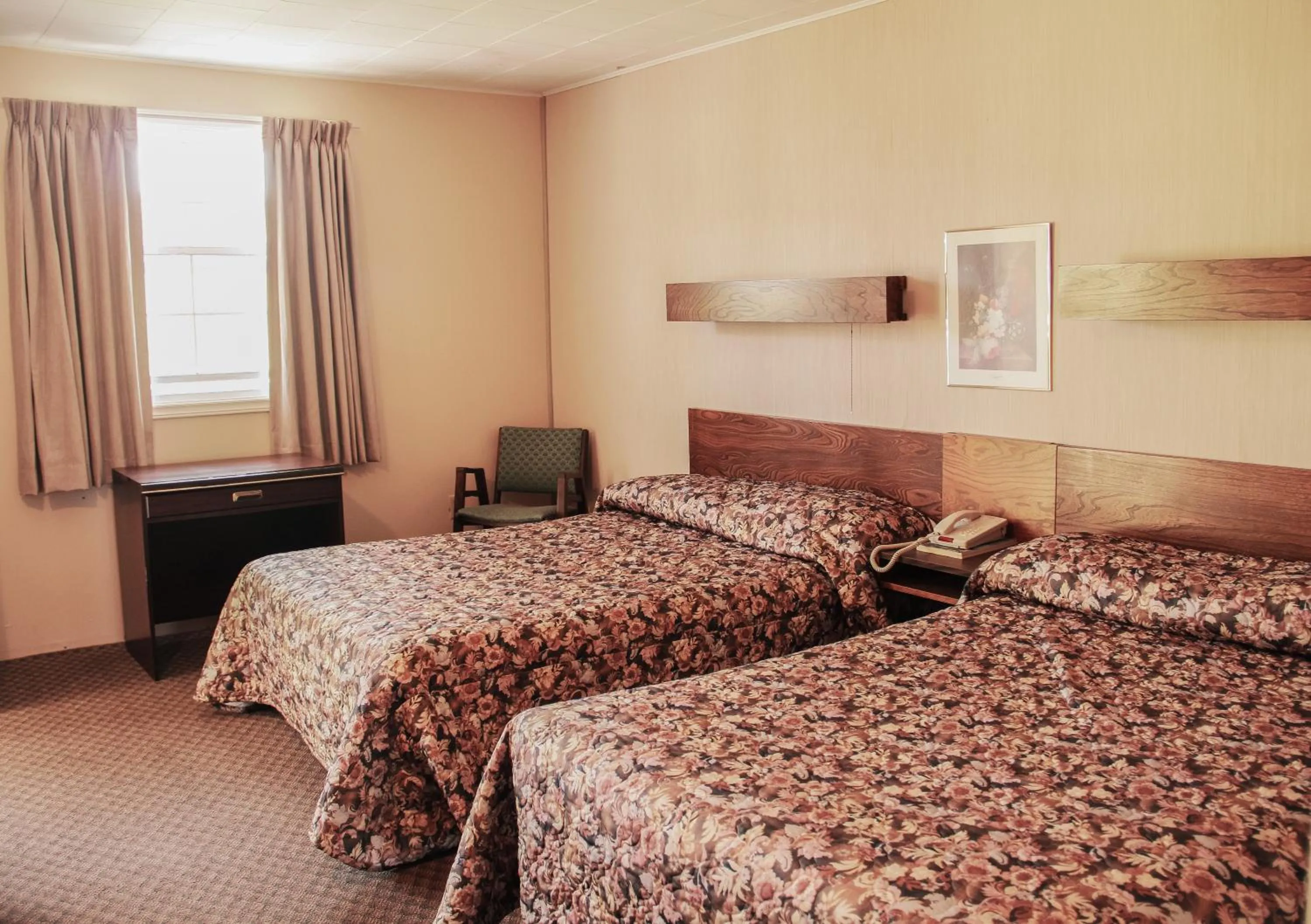 Bed in Silverwood Motel