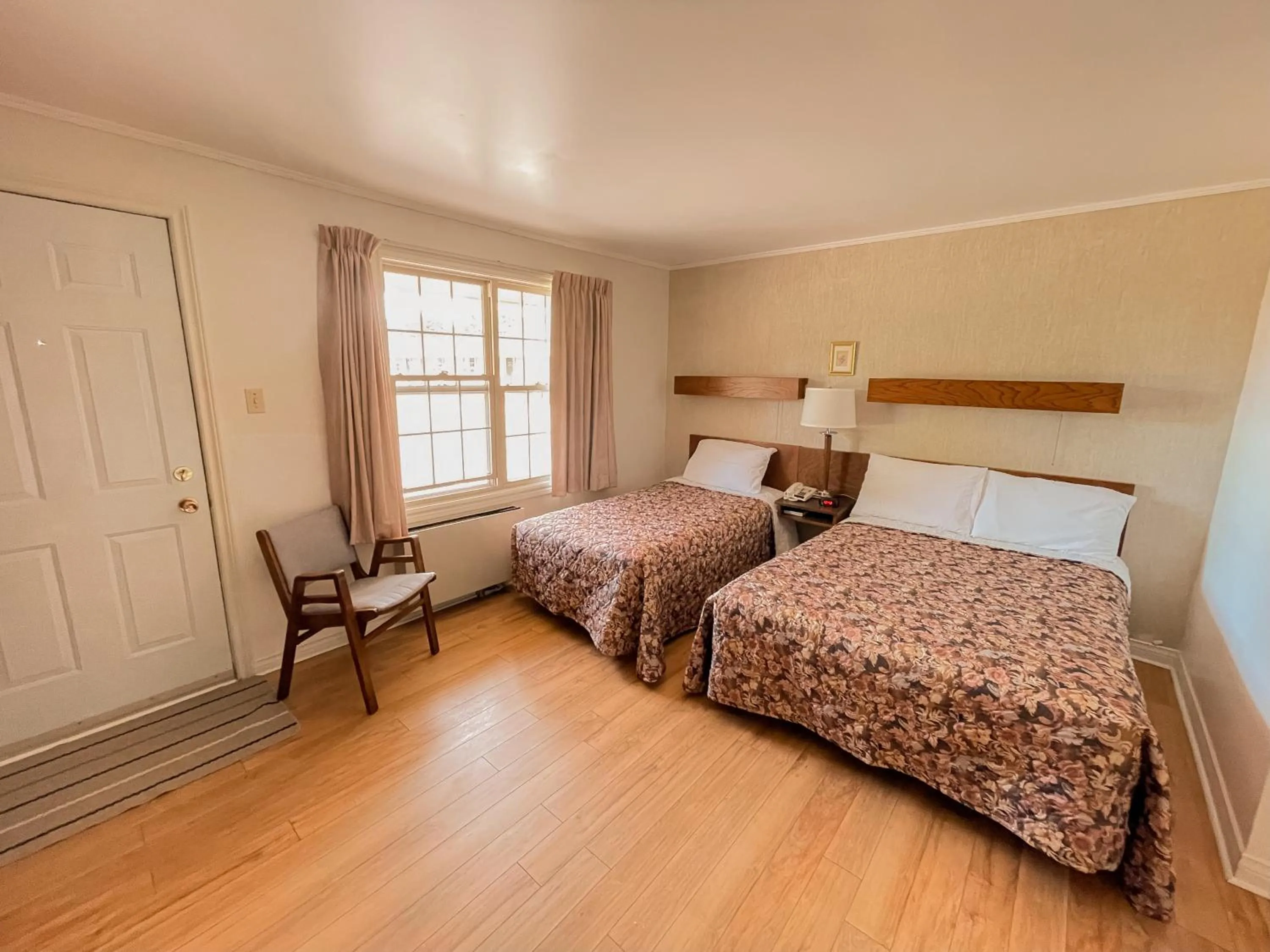 Photo of the whole room, Bed in Silverwood Motel