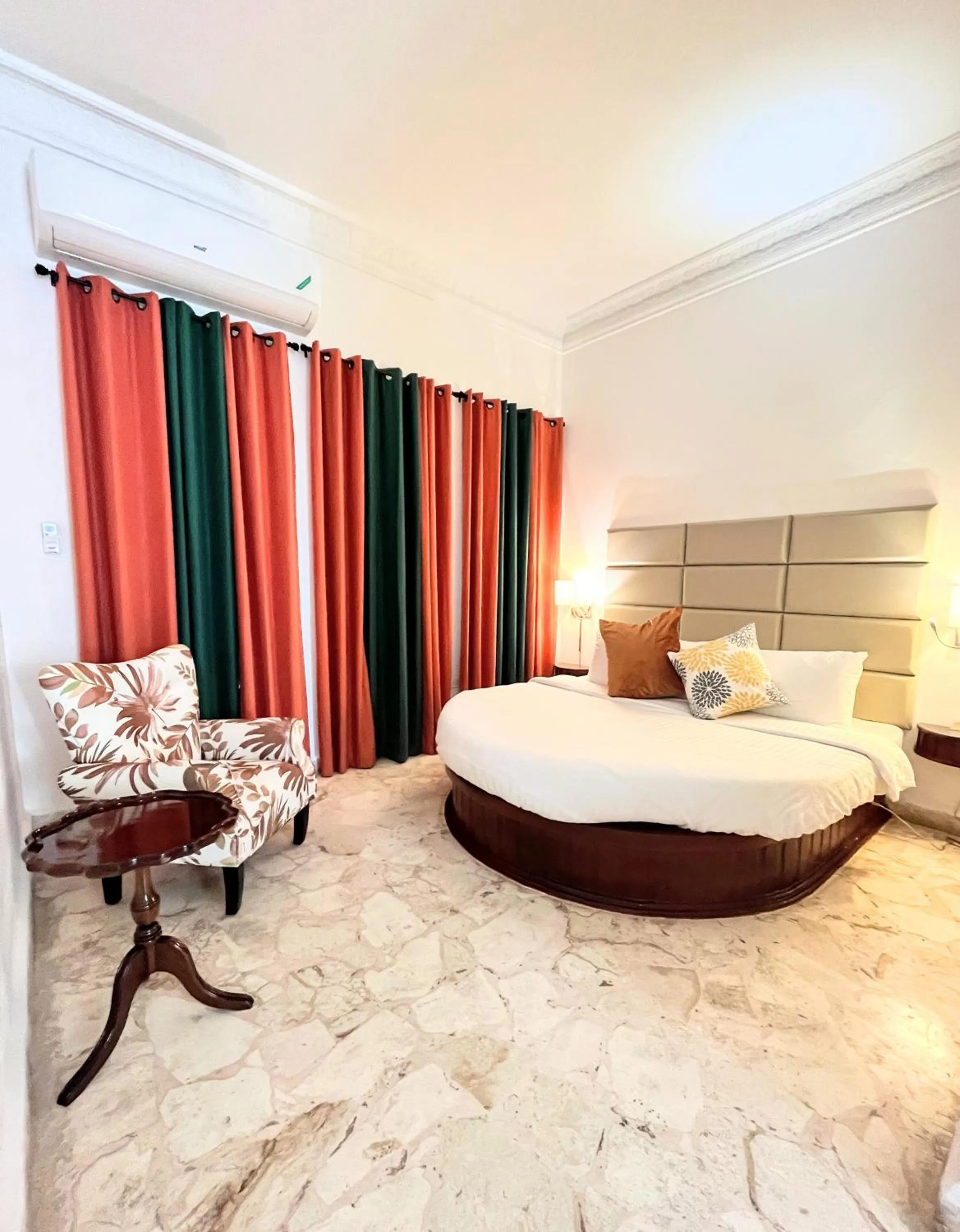 Photo of the whole room, Bed in Jamaica Palace Hotel