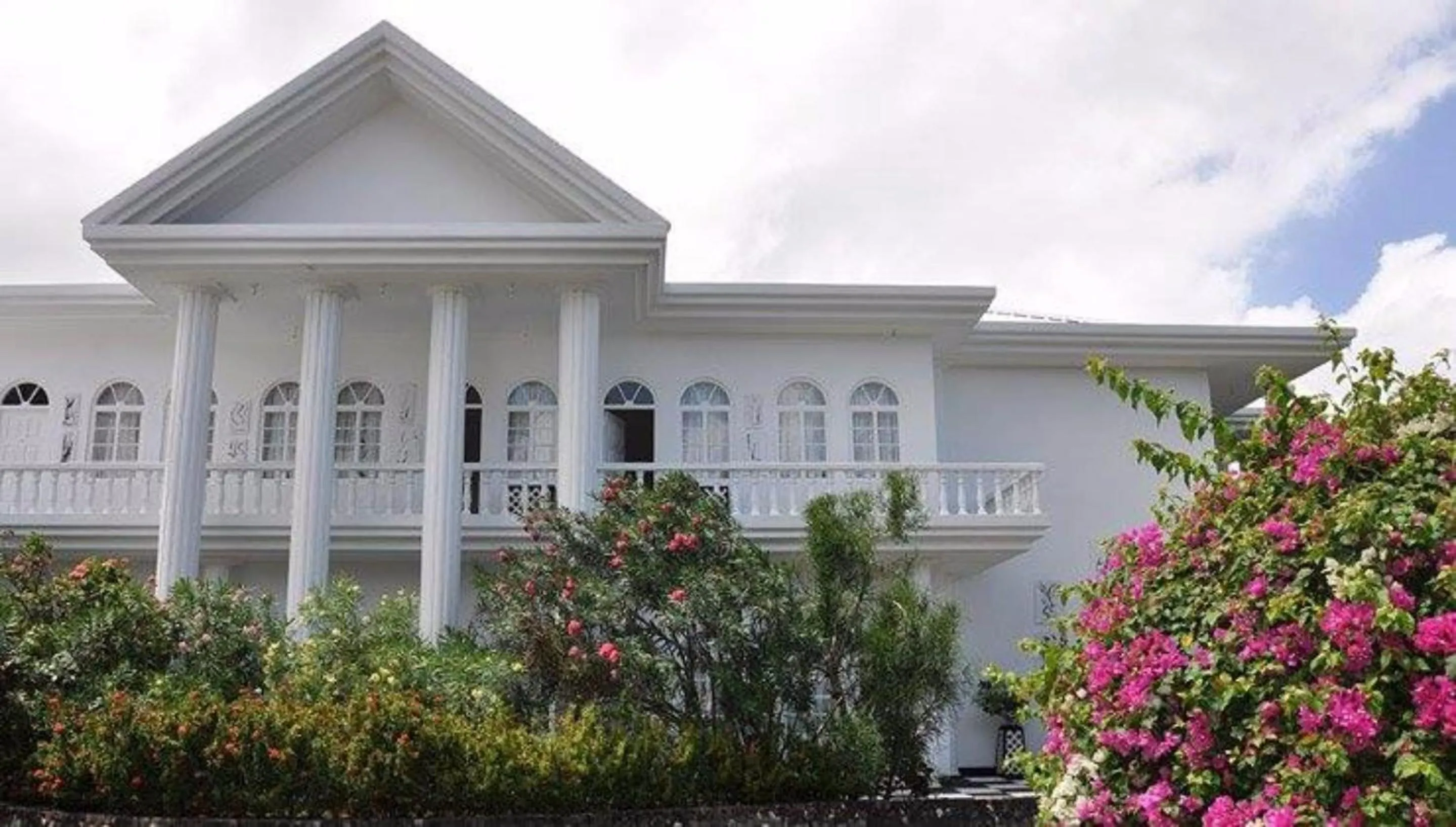Facade/entrance in Jamaica Palace Hotel