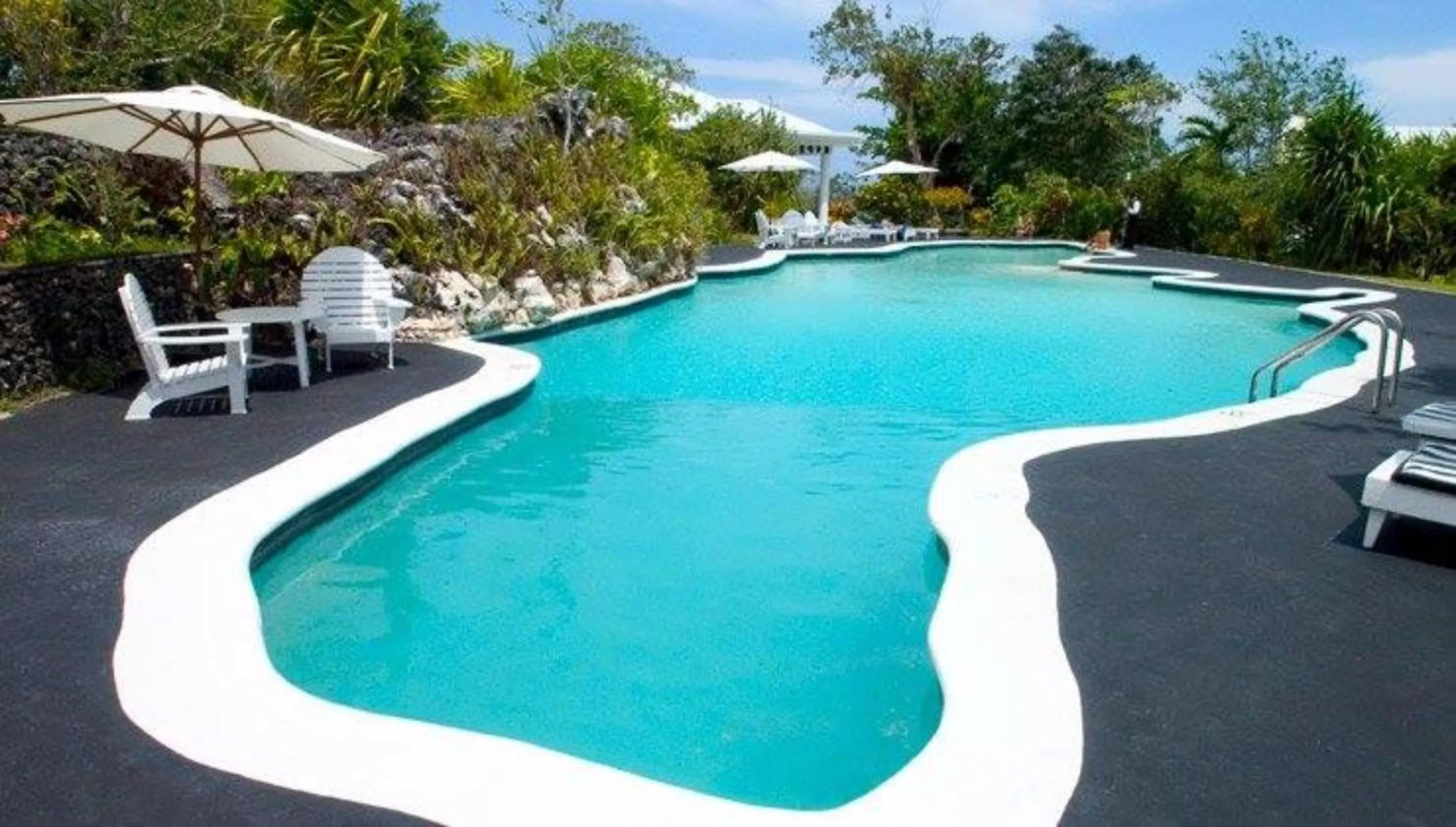 Swimming pool in Jamaica Palace Hotel