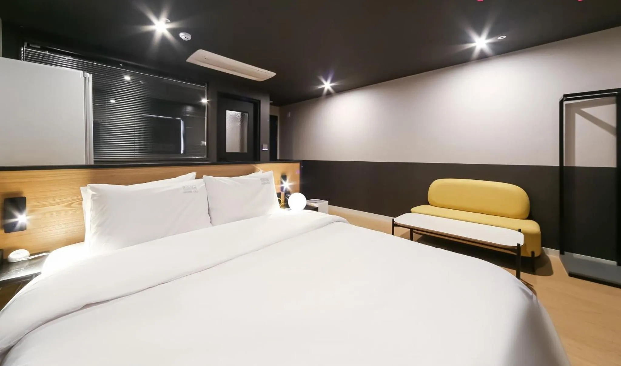 Property building, Bed in Hotel OU