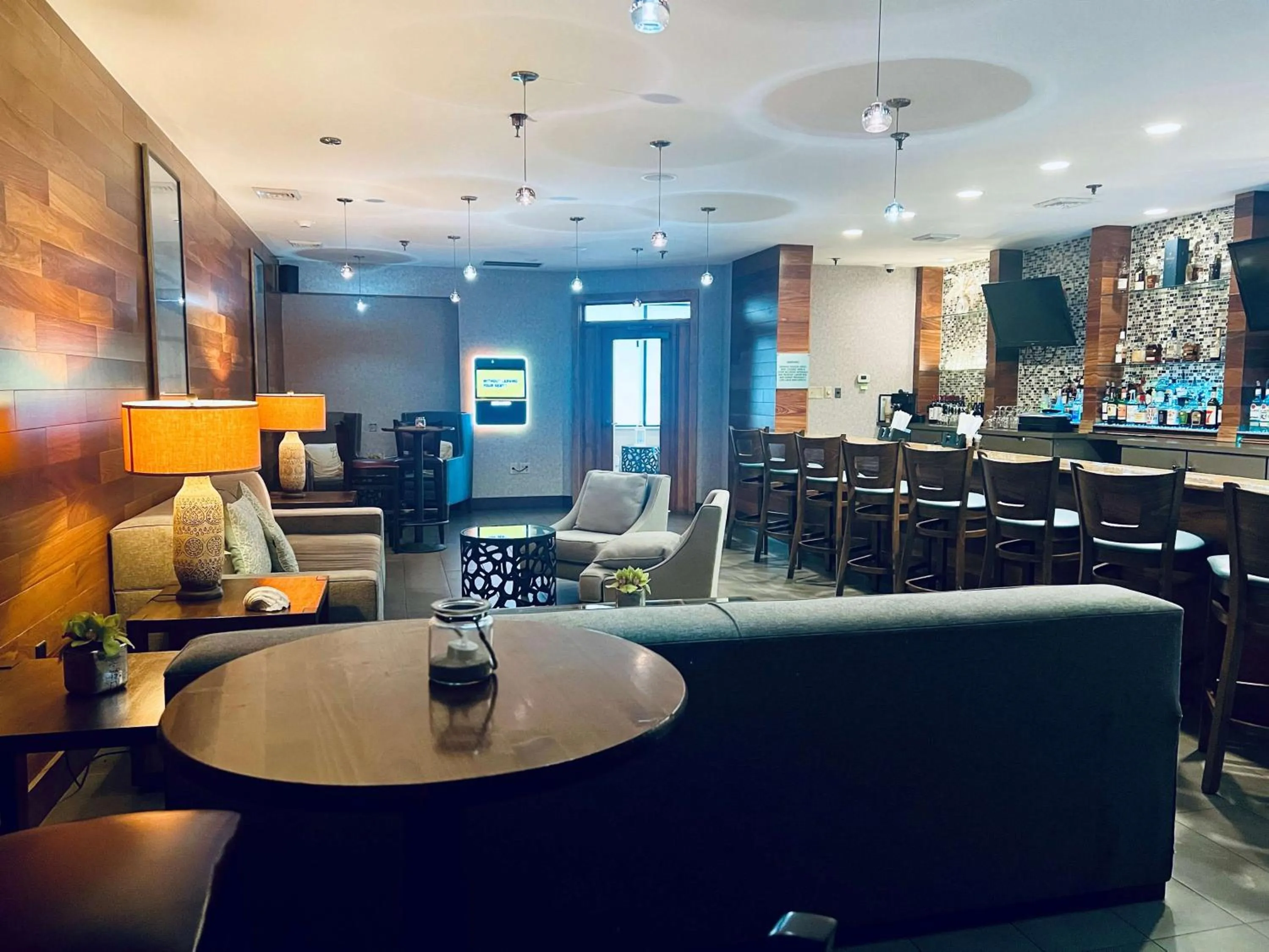 Lounge or bar in DoubleTree by Hilton Atlantic Beach Oceanfront