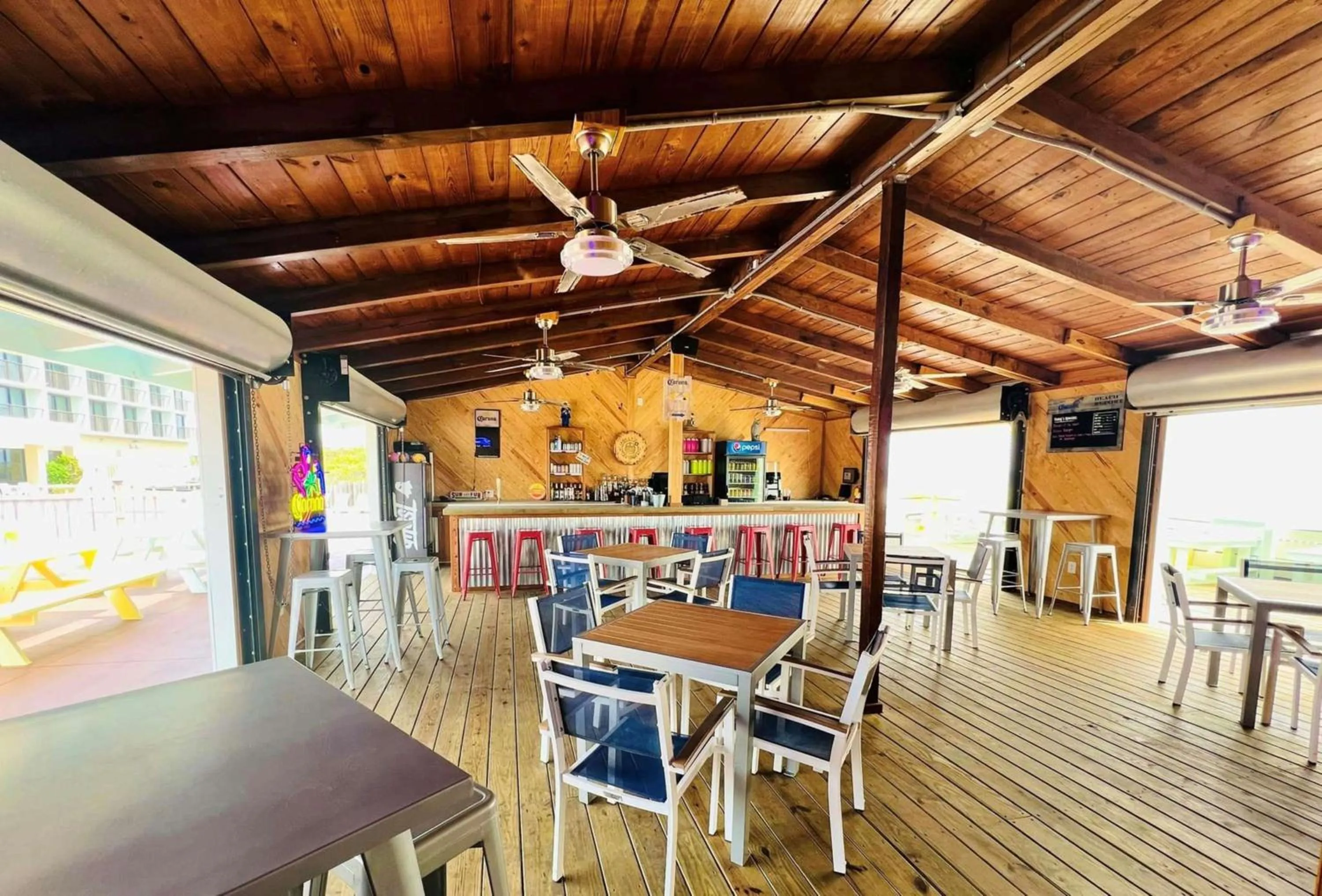 Lounge or bar in DoubleTree by Hilton Atlantic Beach Oceanfront