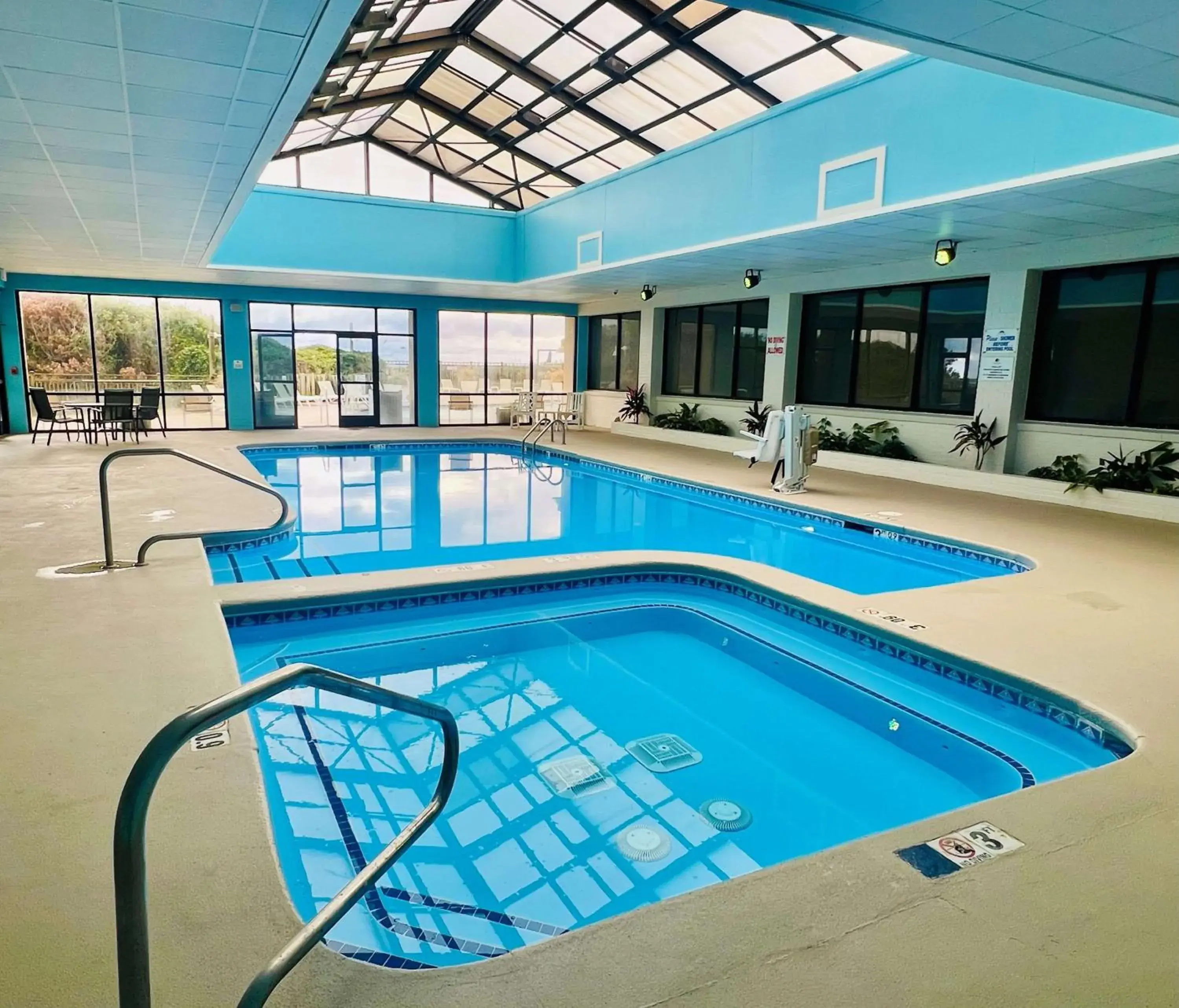 Pool view in DoubleTree by Hilton Atlantic Beach Oceanfront Pool view in DoubleTree by Hilton Atlantic Beach Oceanfront