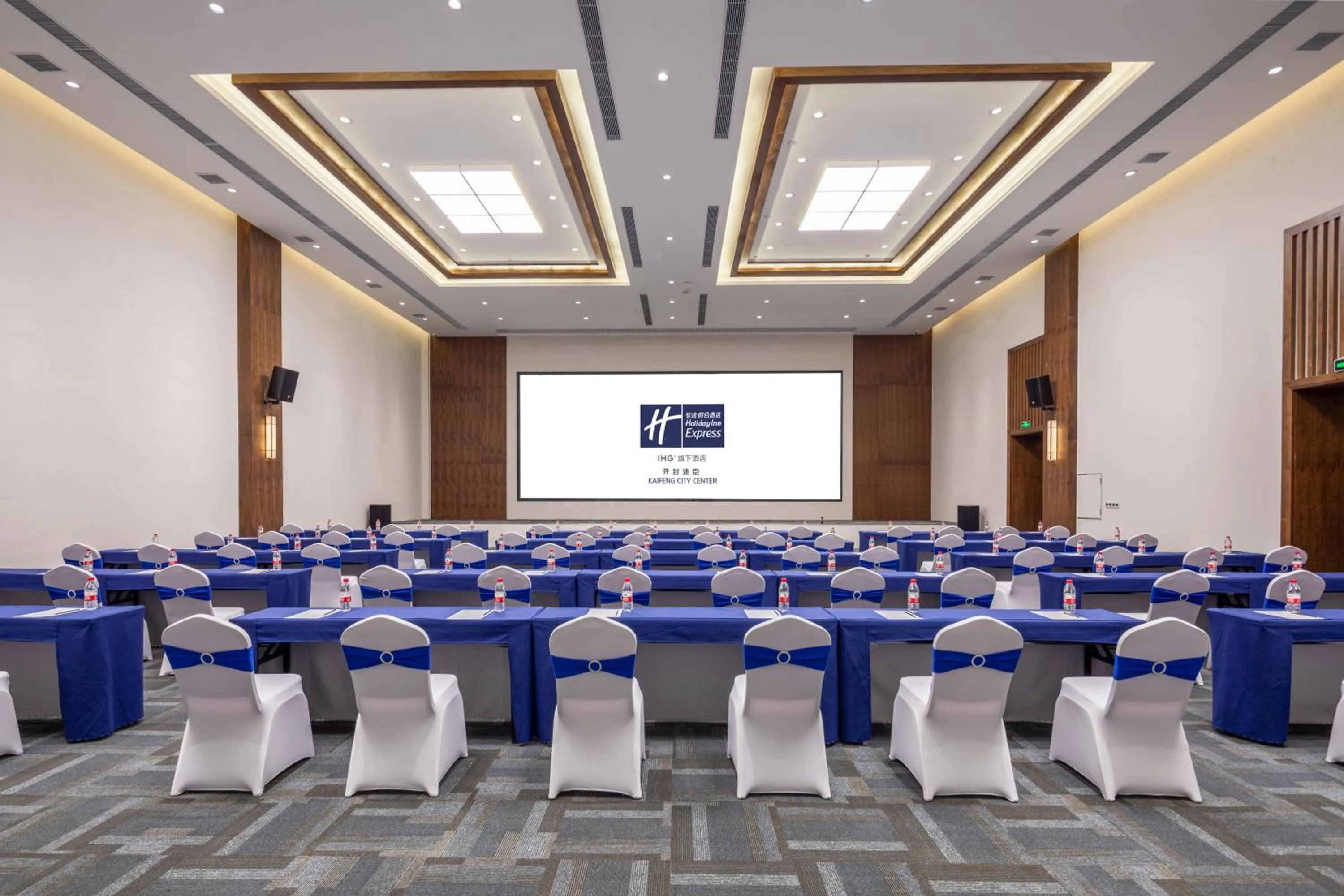 Meeting/conference room in Holiday Inn Express Kaifeng City Center by IHG