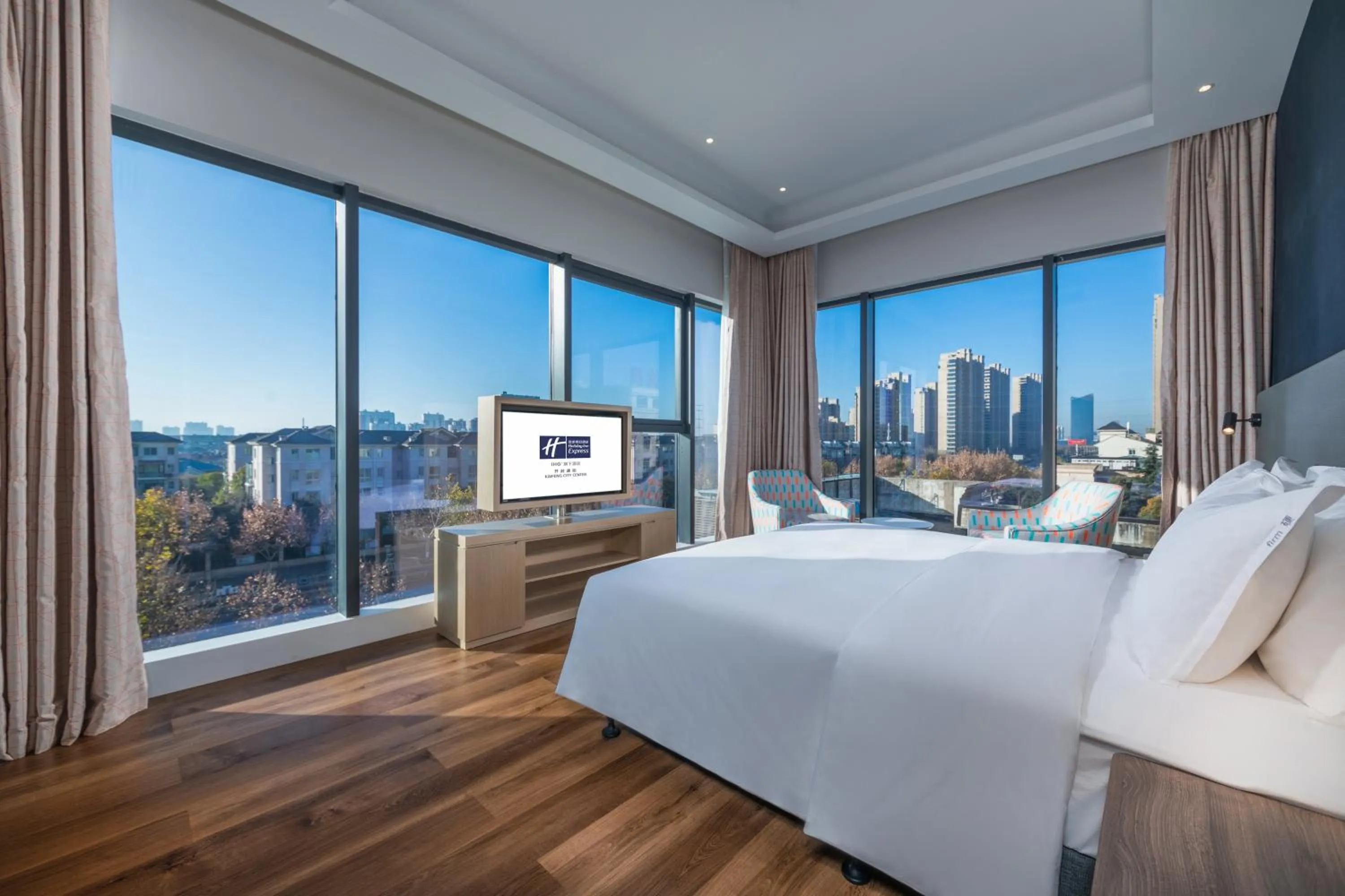 Photo of the whole room in Holiday Inn Express Kaifeng City Center by IHG