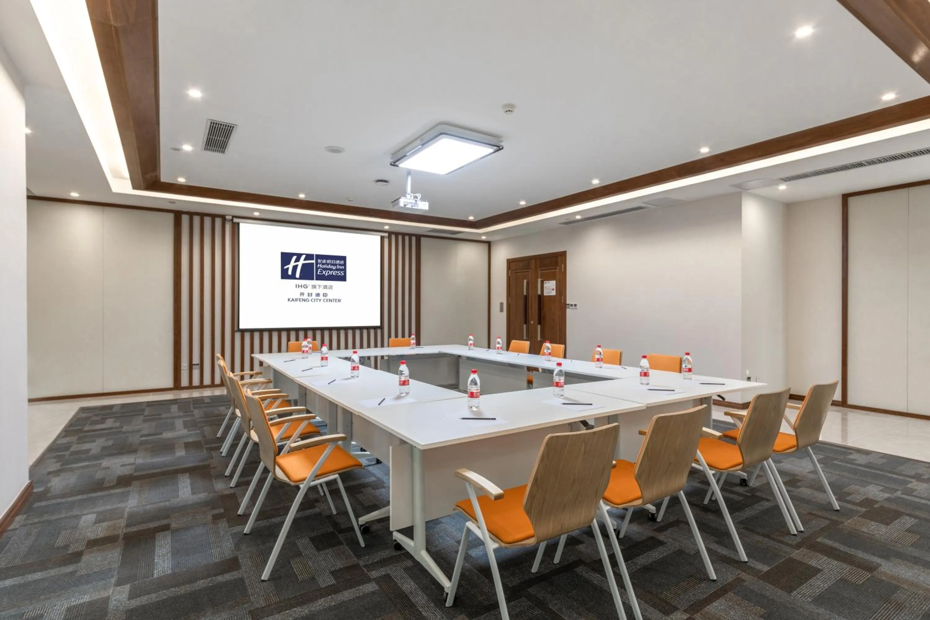 Meeting/conference room in Holiday Inn Express Kaifeng City Center by IHG