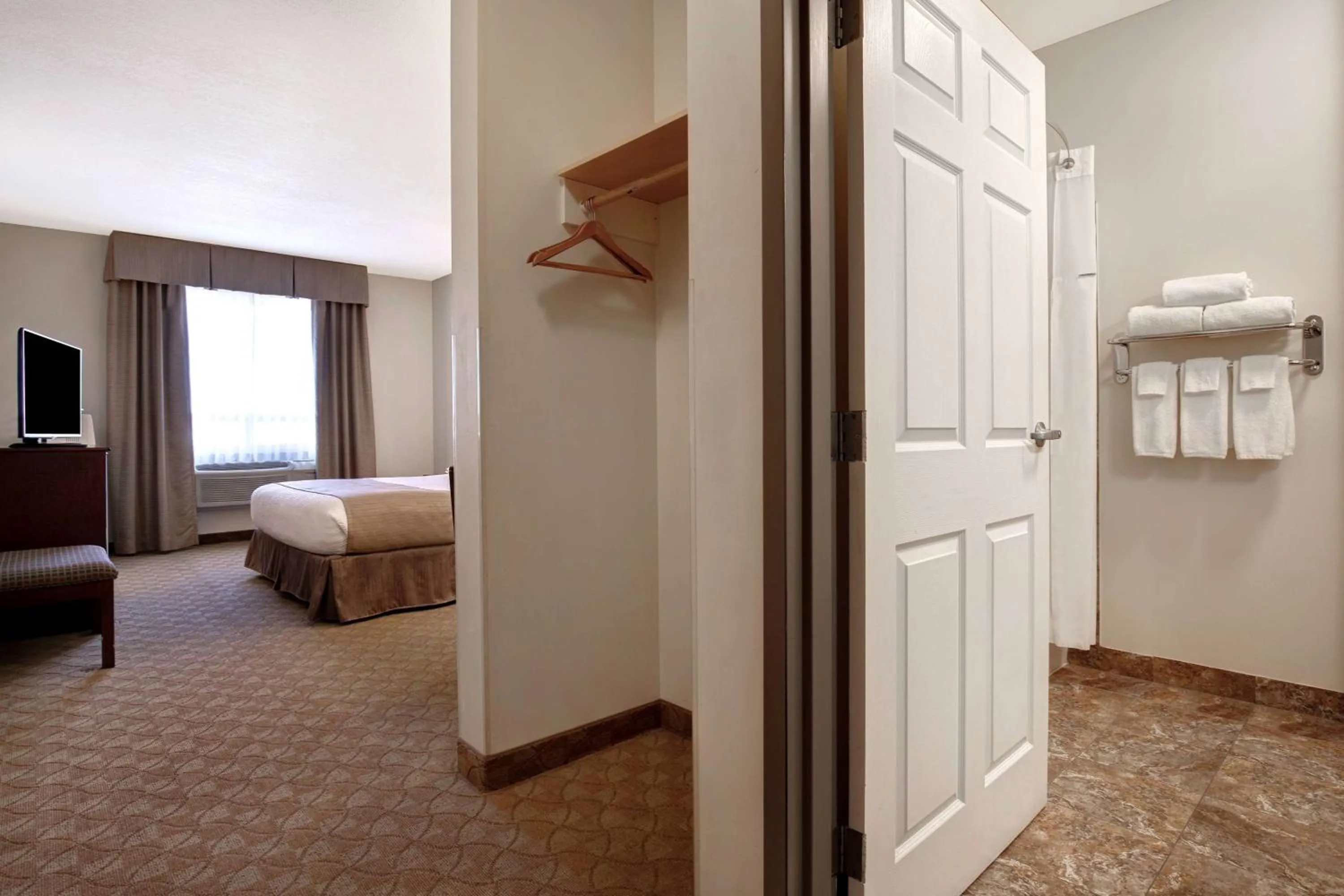 Photo of the whole room, Bed in Days Inn by Wyndham Dawson Creek