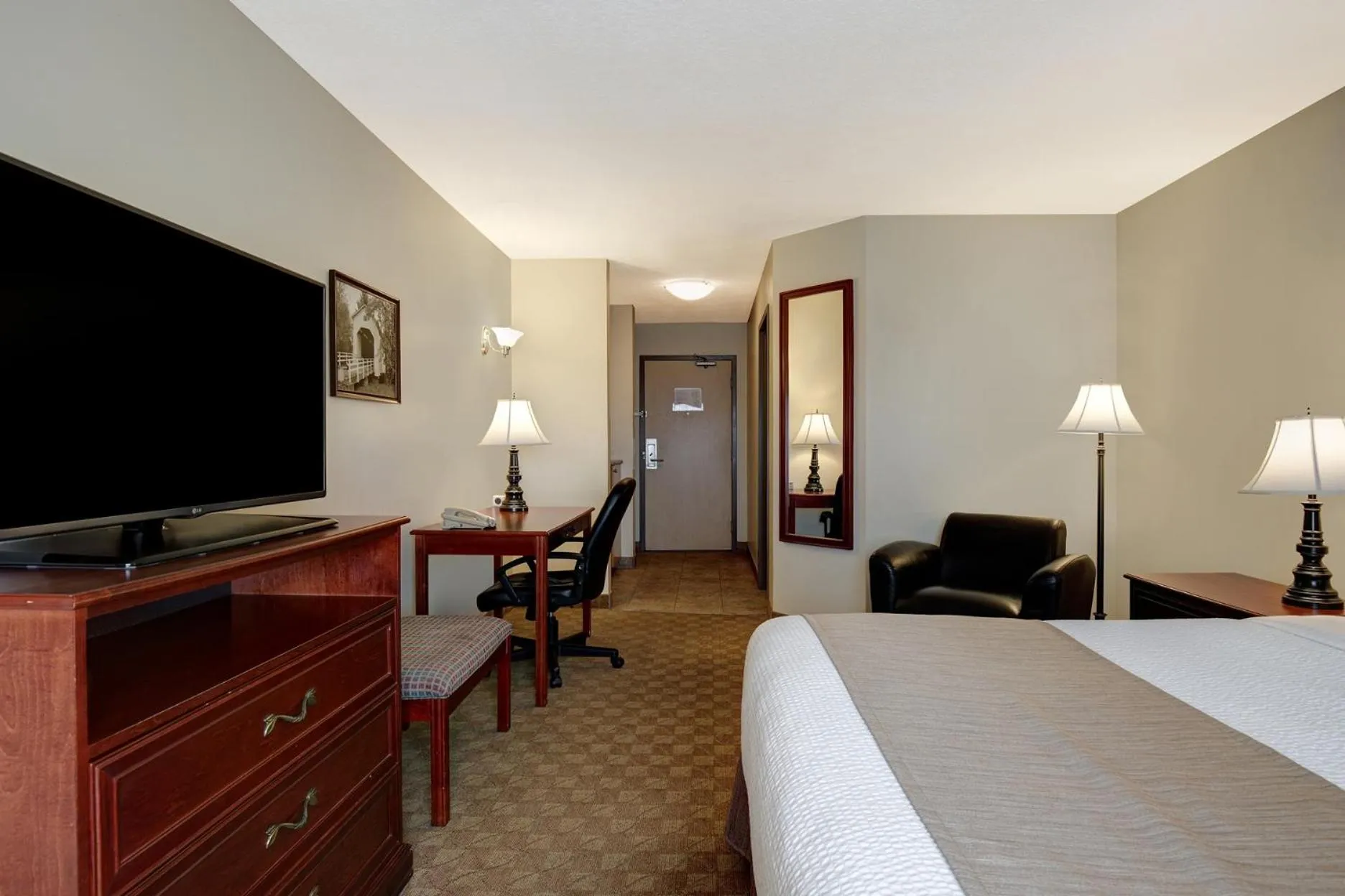 Photo of the whole room, Bed in Days Inn by Wyndham Dawson Creek