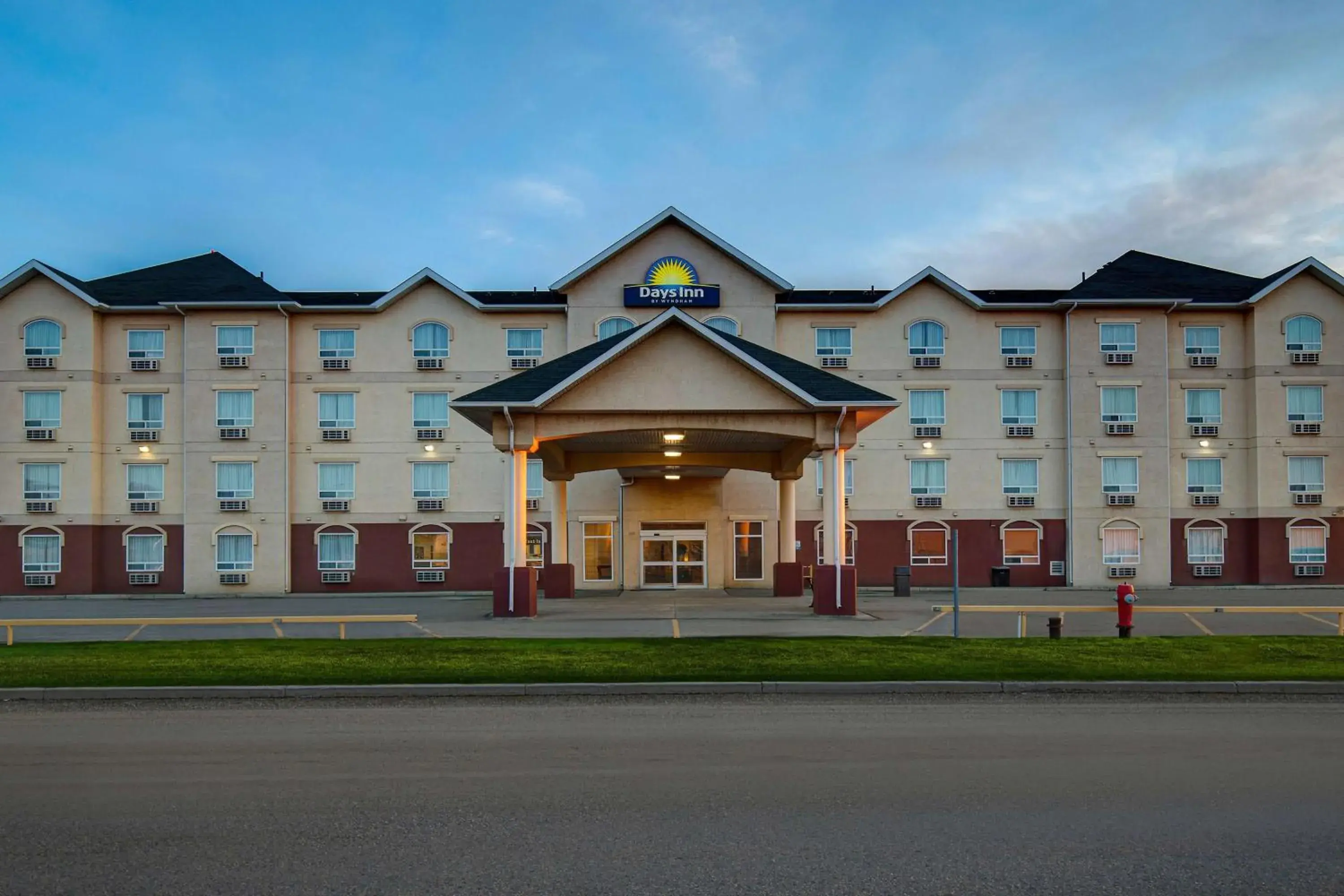 Property building in Days Inn by Wyndham Dawson Creek Property building in Days Inn by Wyndham Dawson Creek