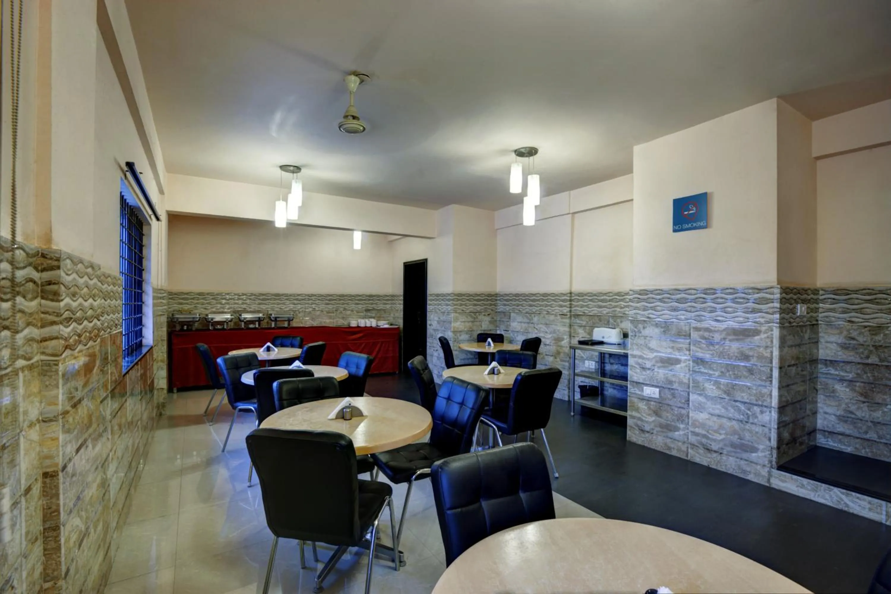 Restaurant/places to eat in Hotel Arafa Inn