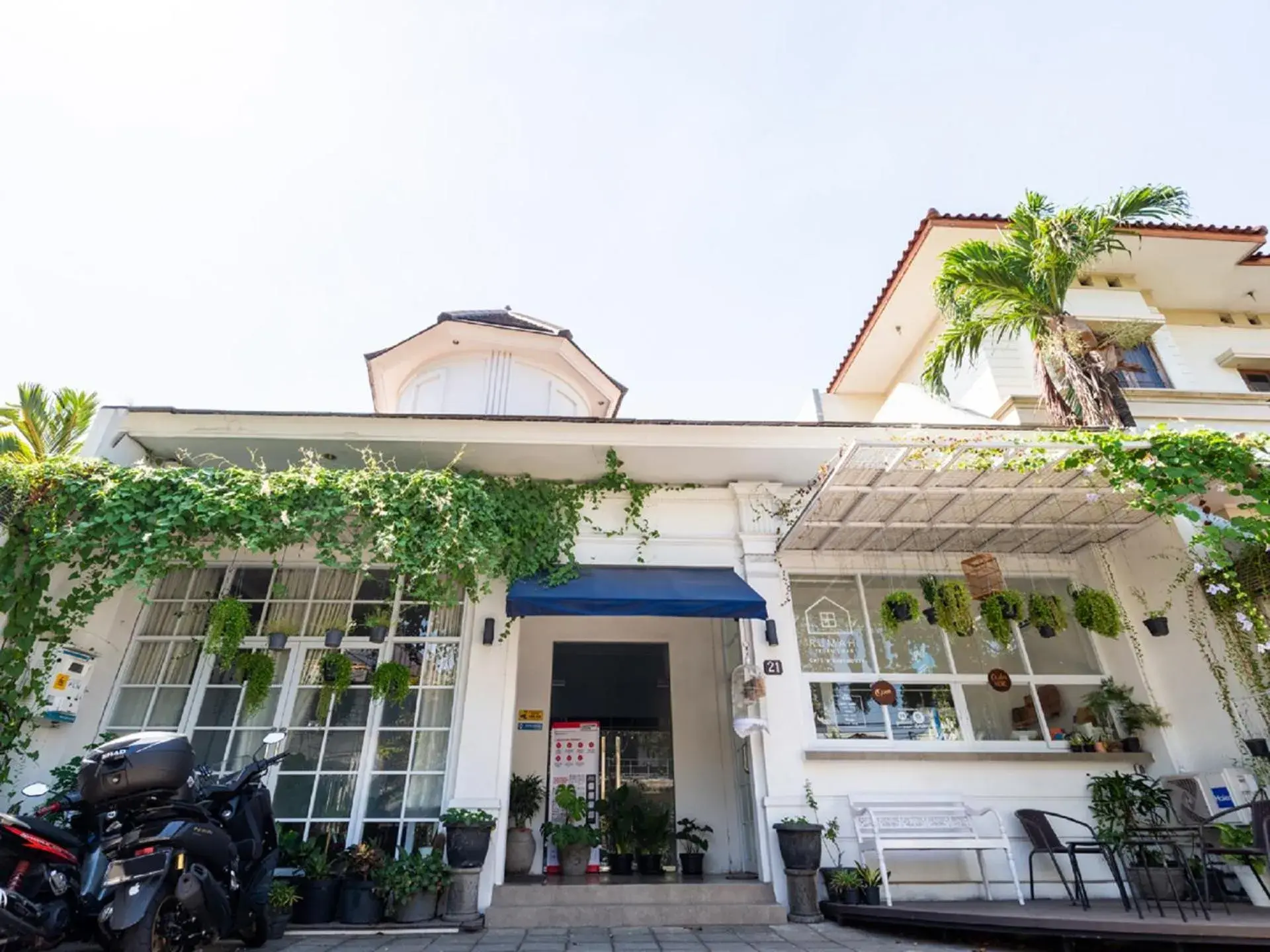 Facade/entrance in Rumah Teuku Umar Mitra RedDoorz Facade/entrance in Rumah Teuku Umar Mitra RedDoorz