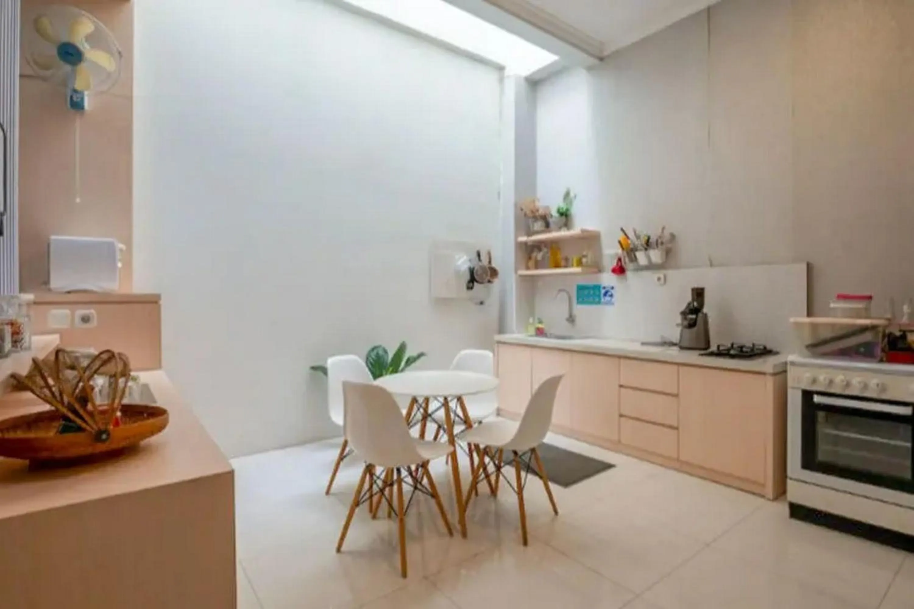 Kitchen or kitchenette in Rumah Teuku Umar Mitra RedDoorz