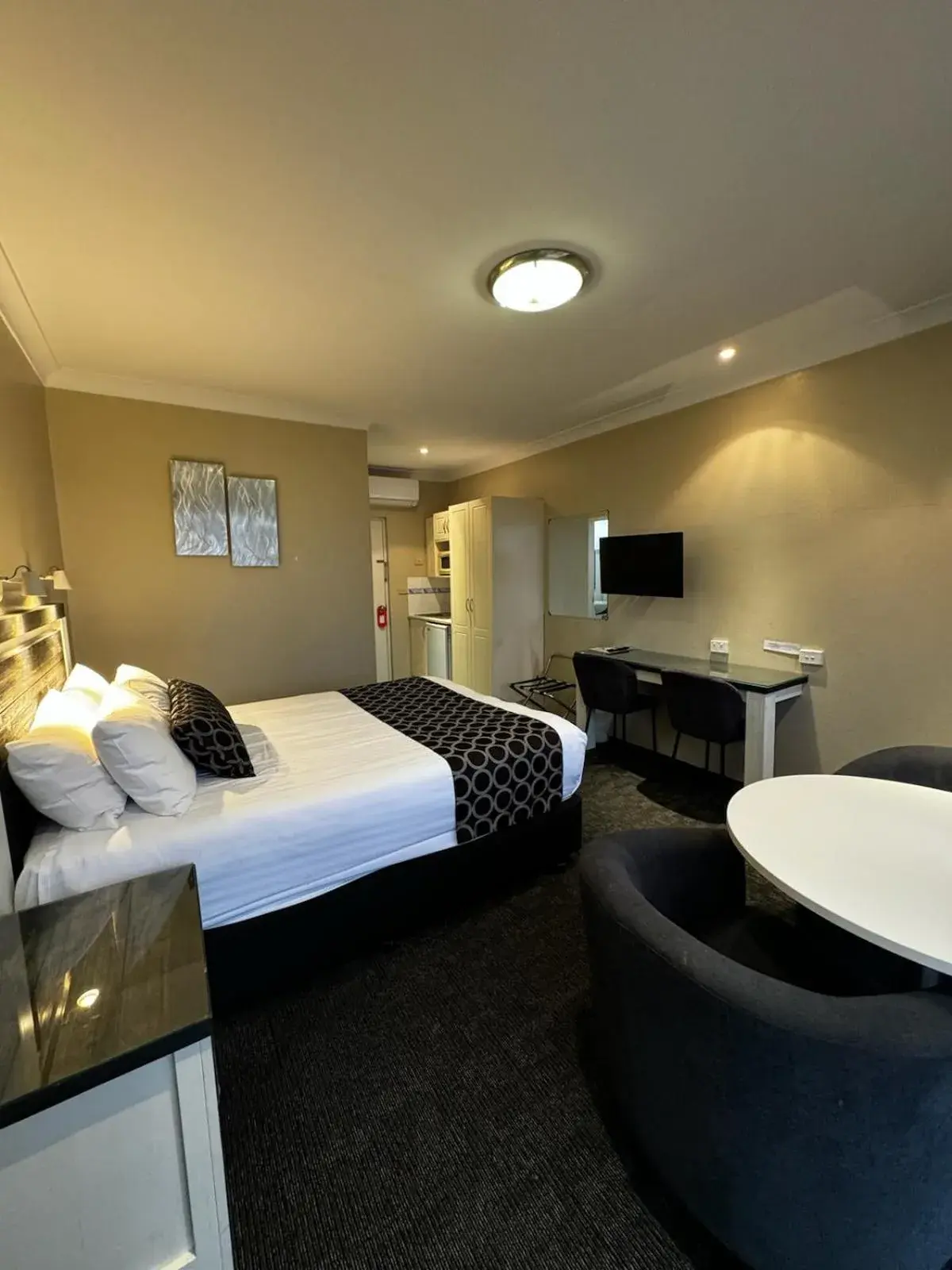 Standard Queen Room in Acacia Motel Standard Queen Room in Acacia Motel