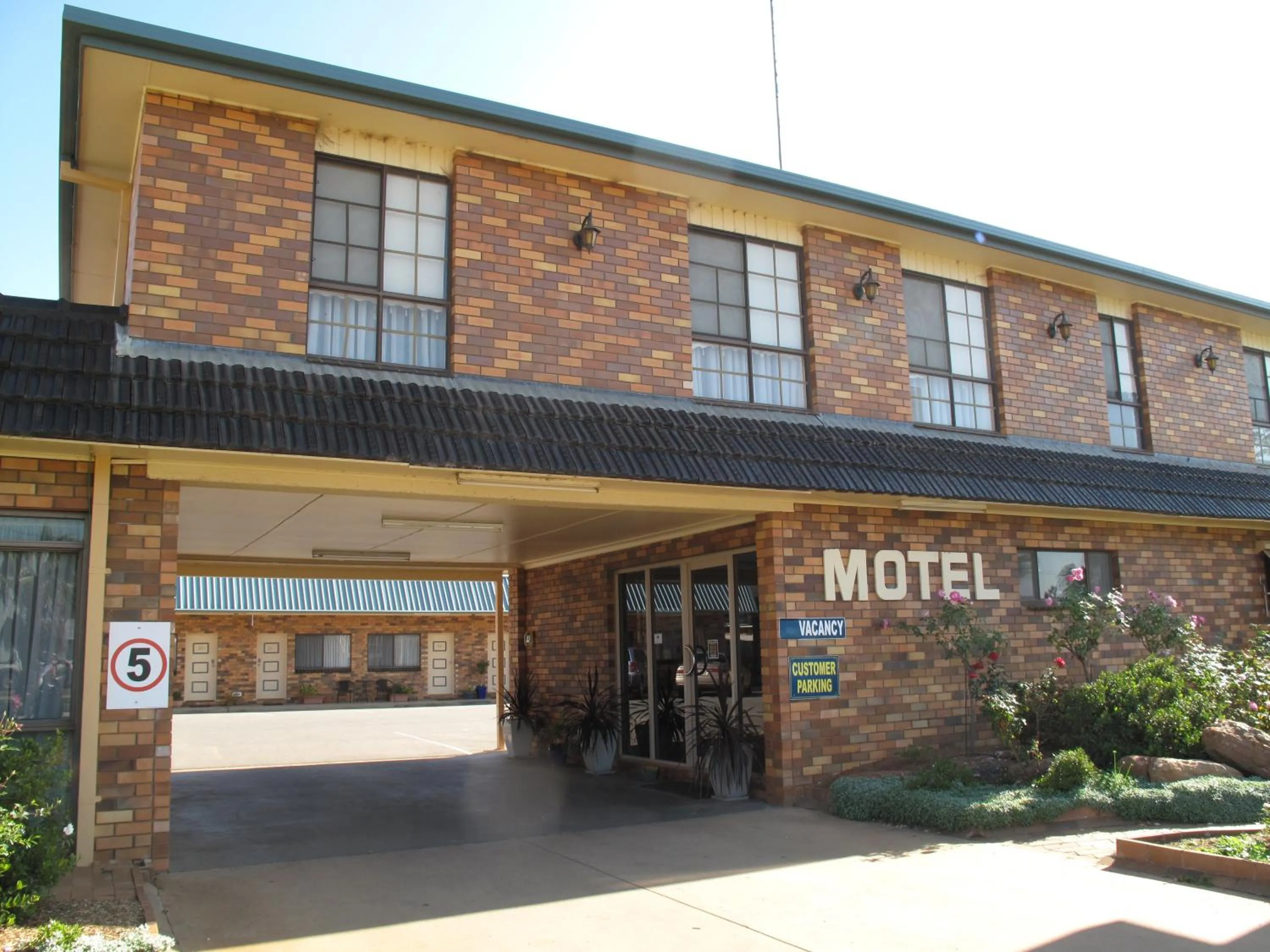 Facade/entrance in Acacia Motel