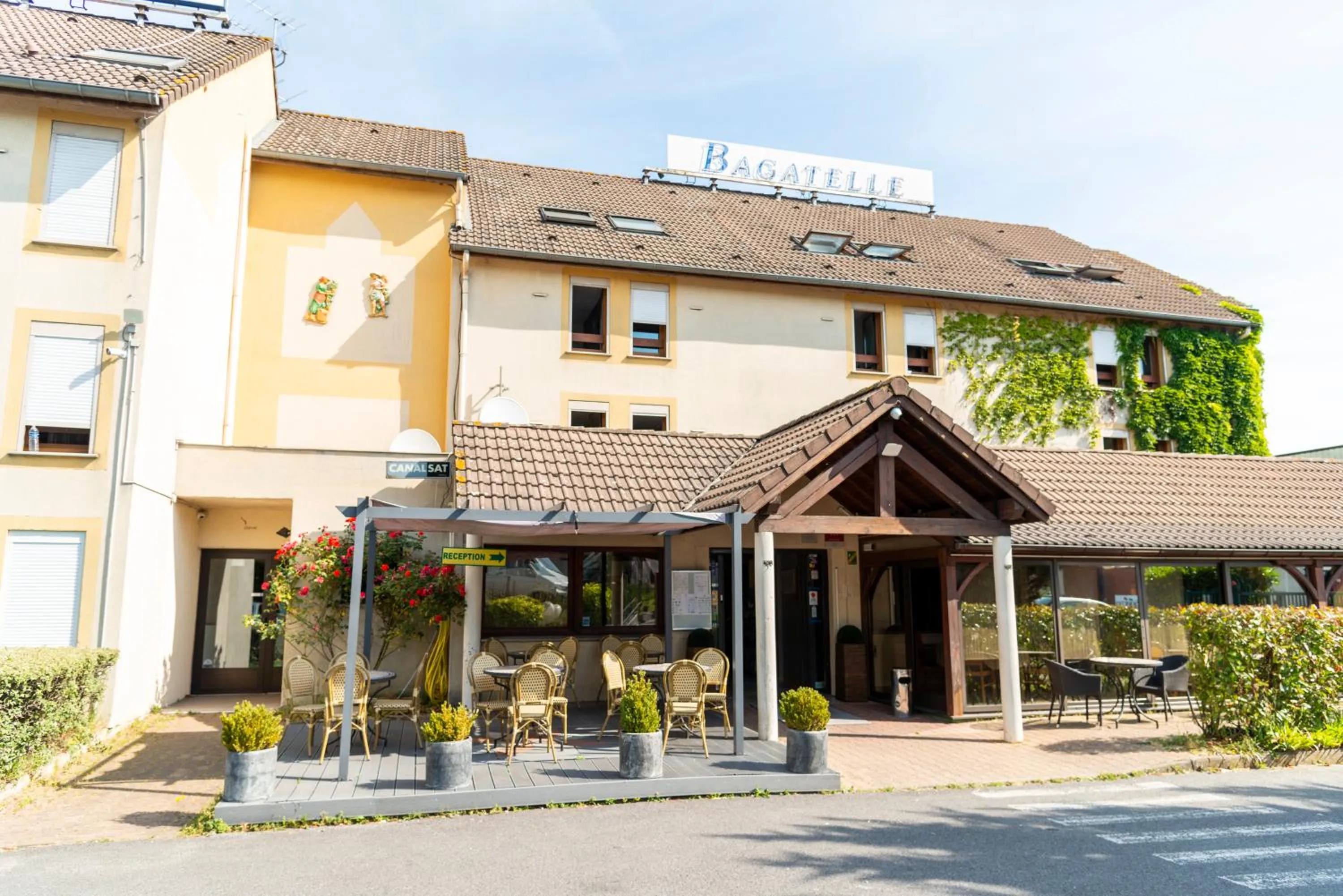 Property Building in Hotel Bagatelle Paris Nord Roissy - ex Inter-Hotel