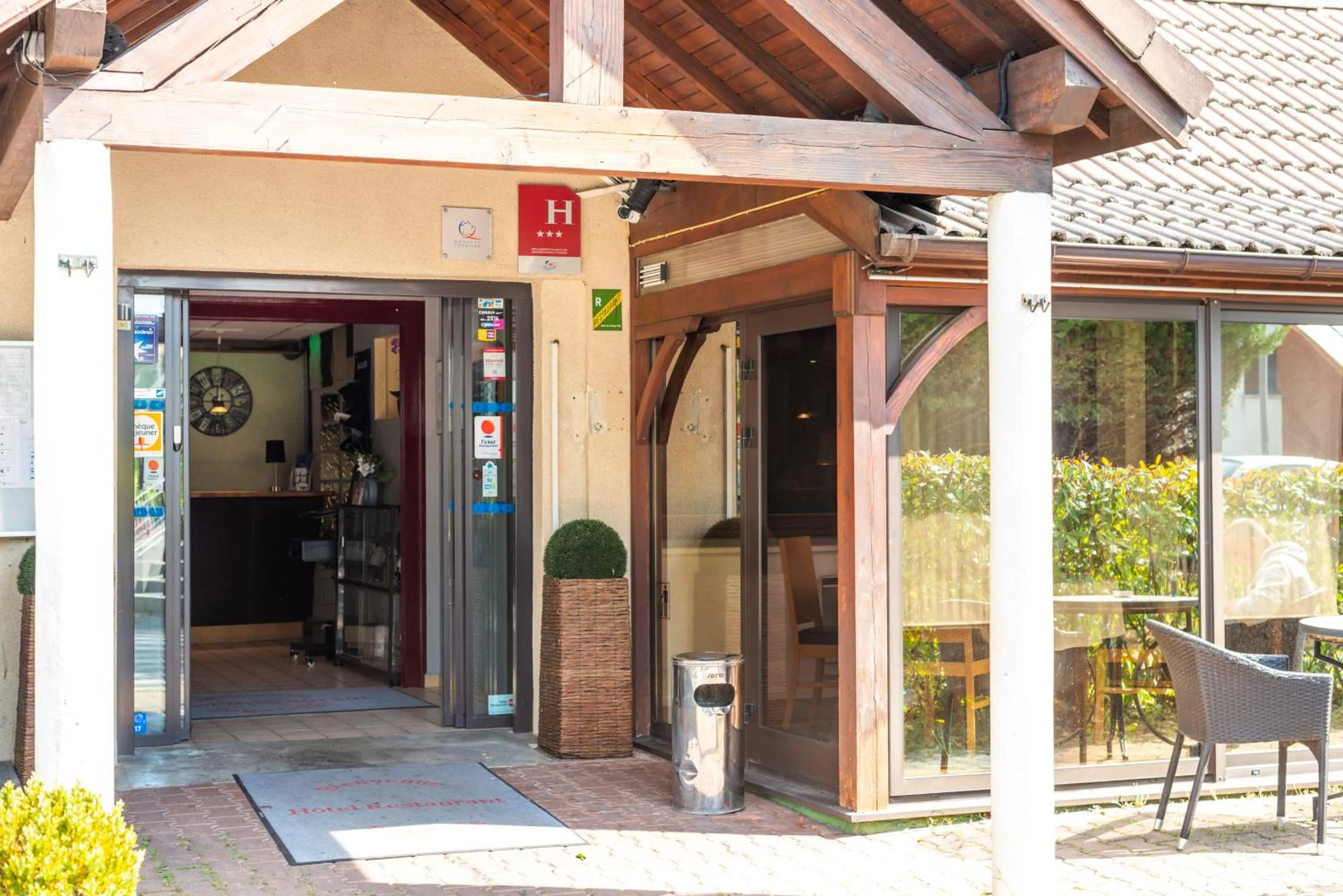 Property building in Hotel Bagatelle Paris Nord Roissy - ex Inter-Hotel