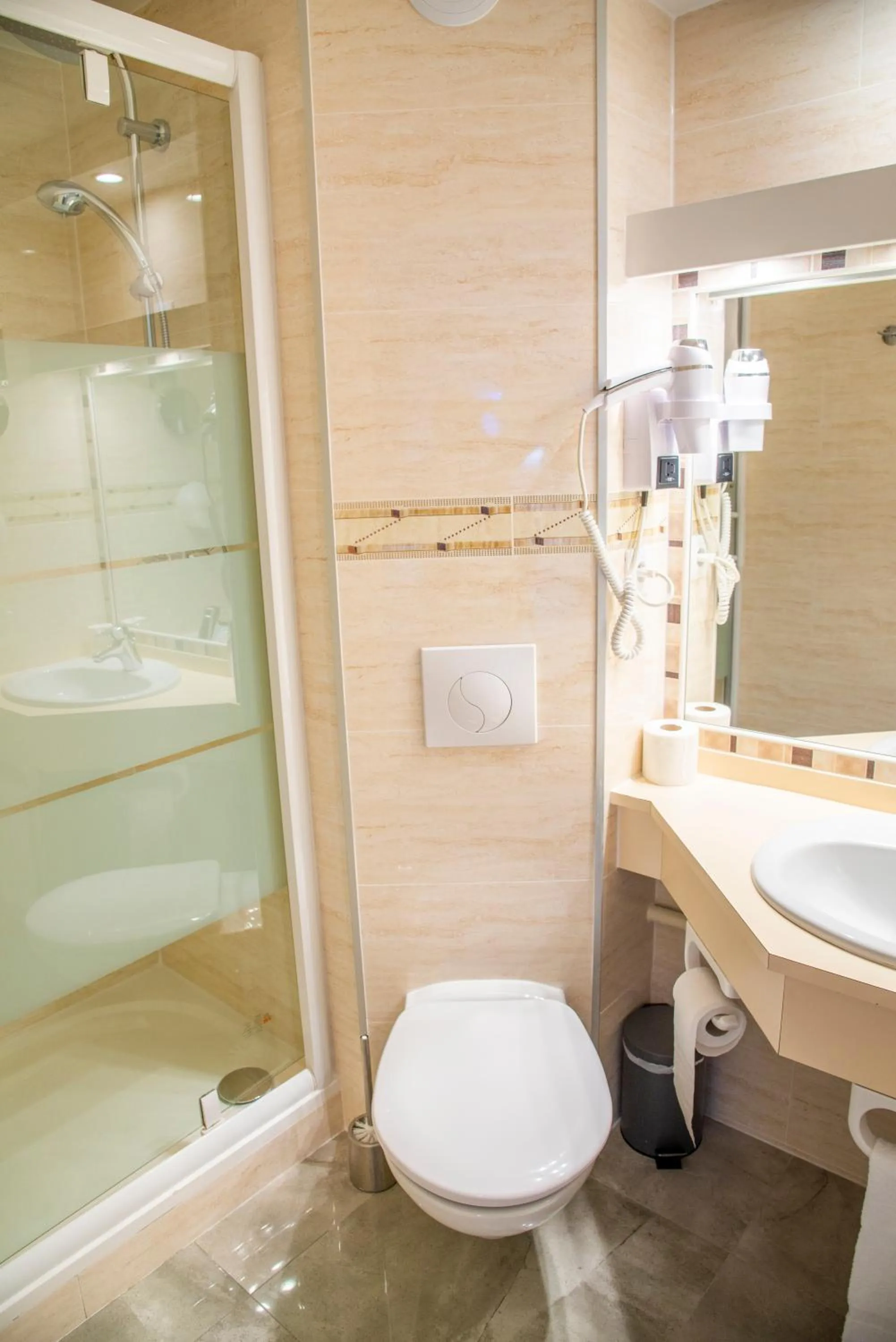 Shower in Hotel Bagatelle Paris Nord Roissy - ex Inter-Hotel