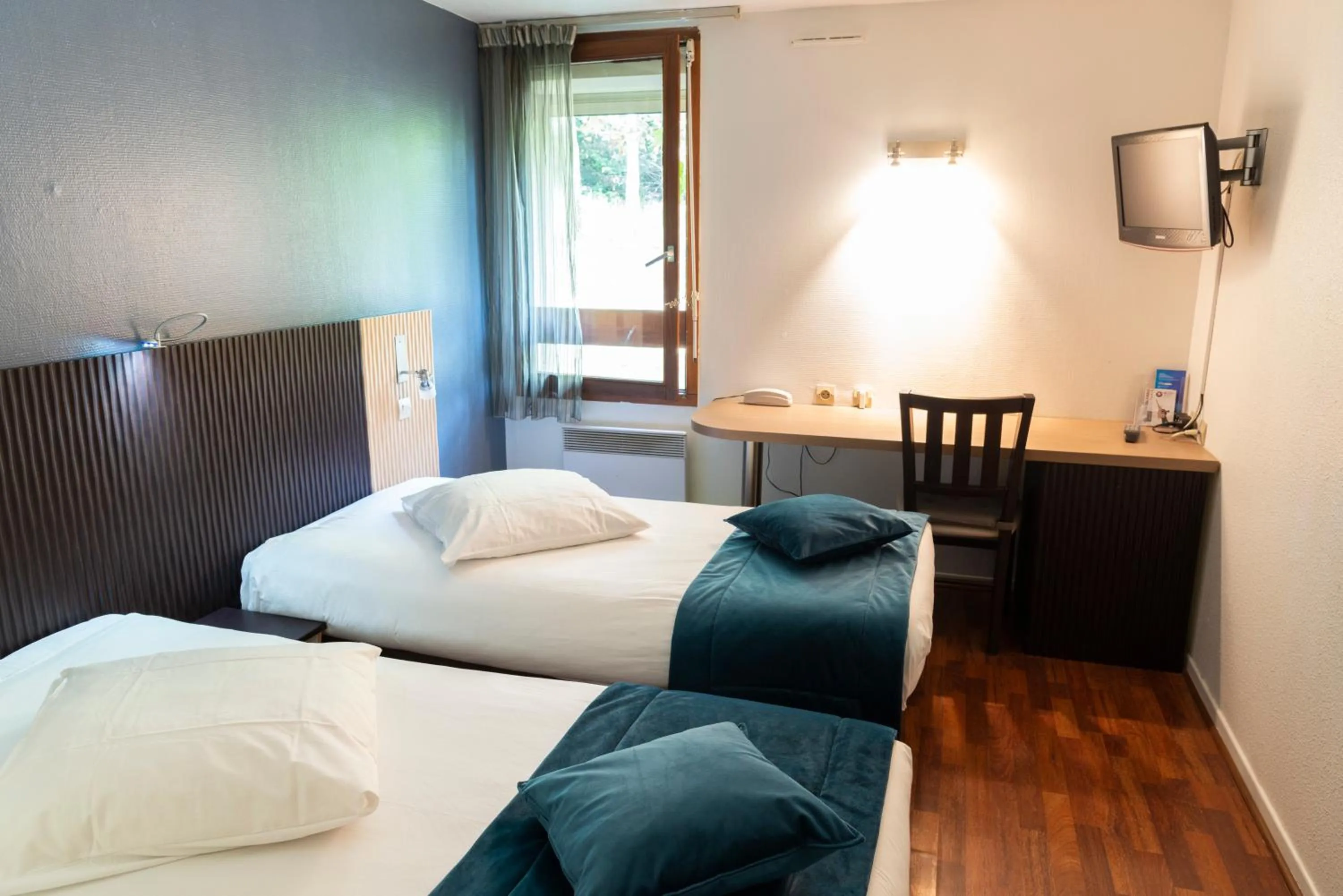 Bed in Hotel Bagatelle Paris Nord Roissy - ex Inter-Hotel