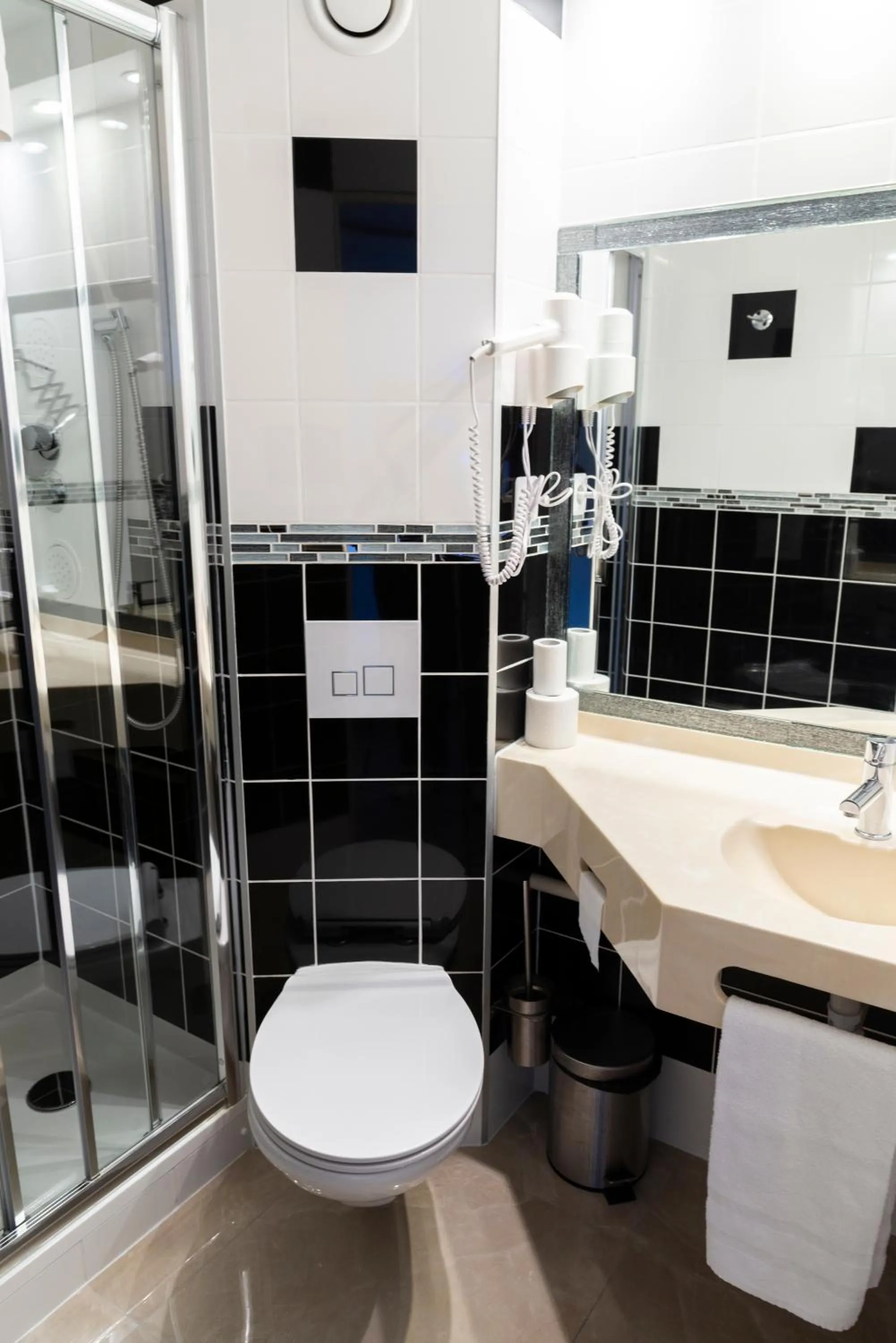 Shower, Bathroom in Hotel Bagatelle Paris Nord Roissy - ex Inter-Hotel