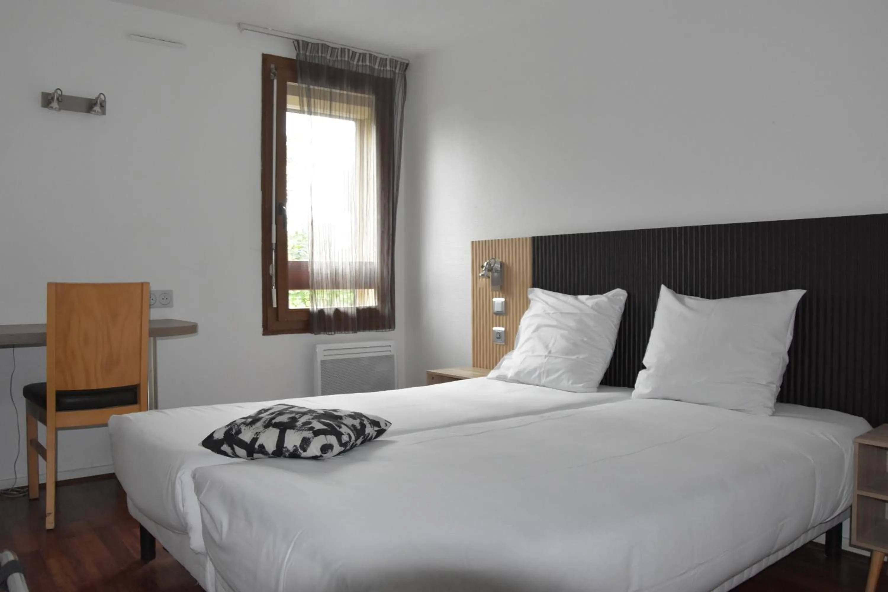 Seating area, Bed in Hotel Bagatelle Paris Nord Roissy - ex Inter-Hotel