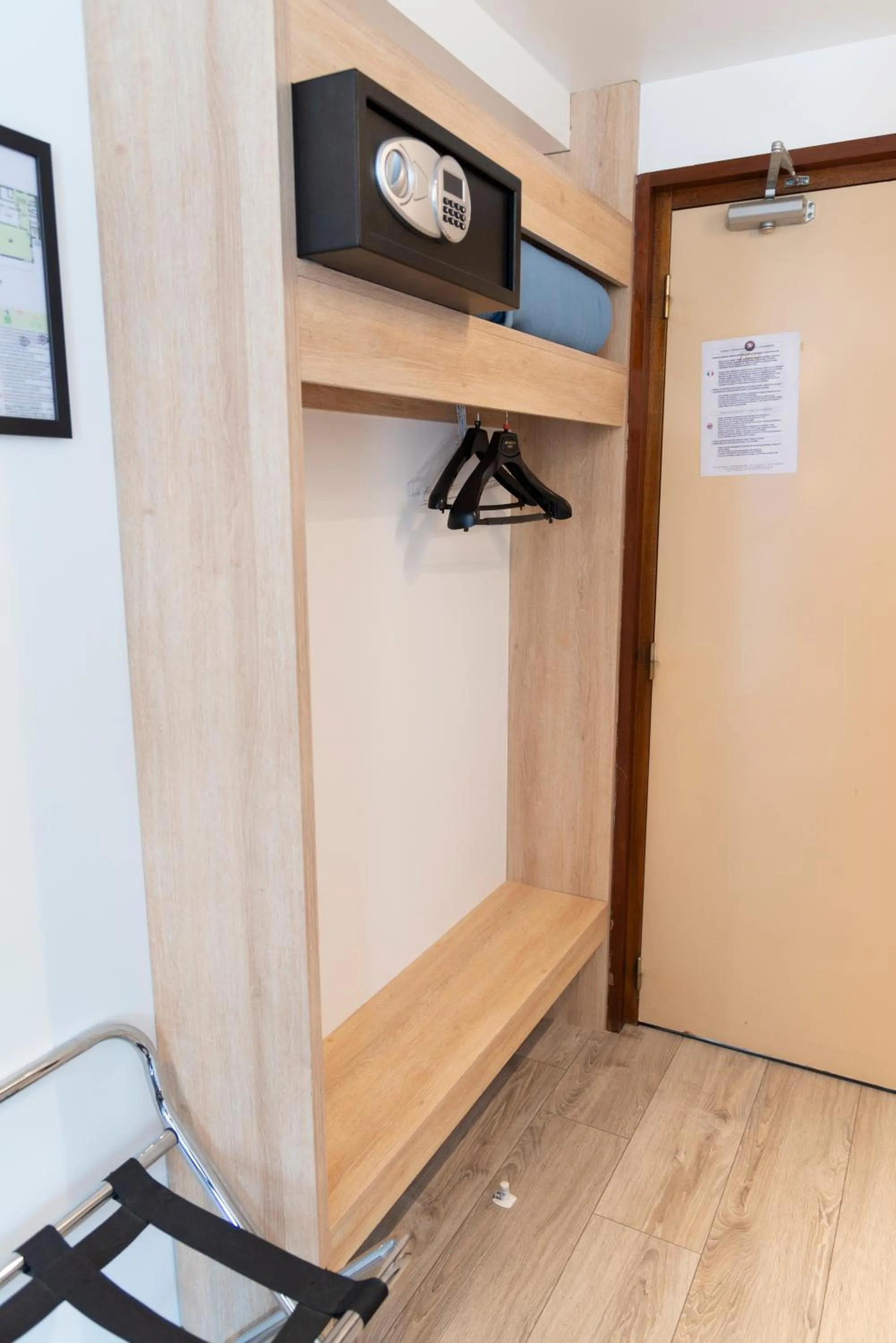 furniture, TV/Entertainment Center in Hotel Bagatelle Paris Nord Roissy - ex Inter-Hotel