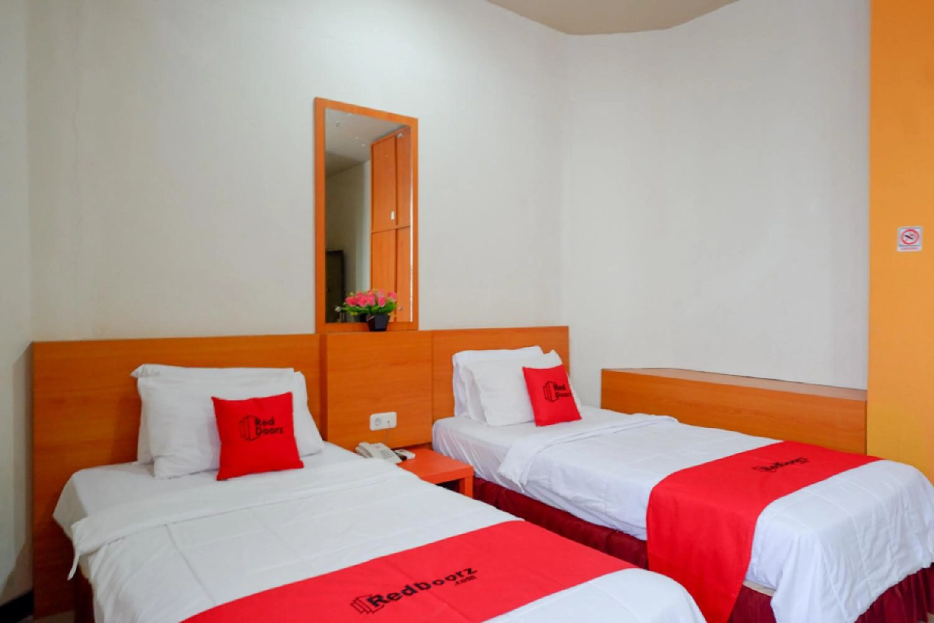 Bedroom, Bed in RedDoorz Plus @ Cameloan Hotel Palu