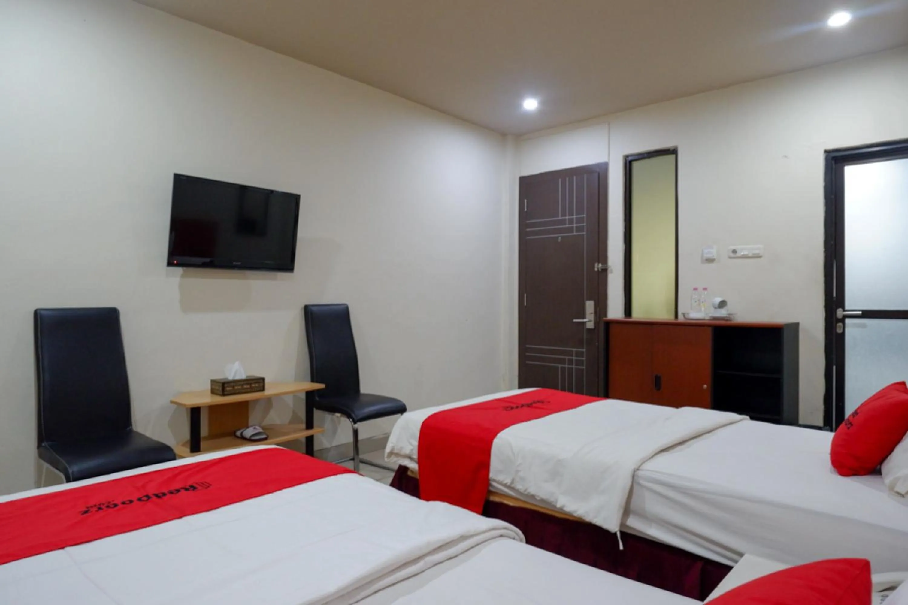 Bedroom, Bed in RedDoorz Plus @ Cameloan Hotel Palu