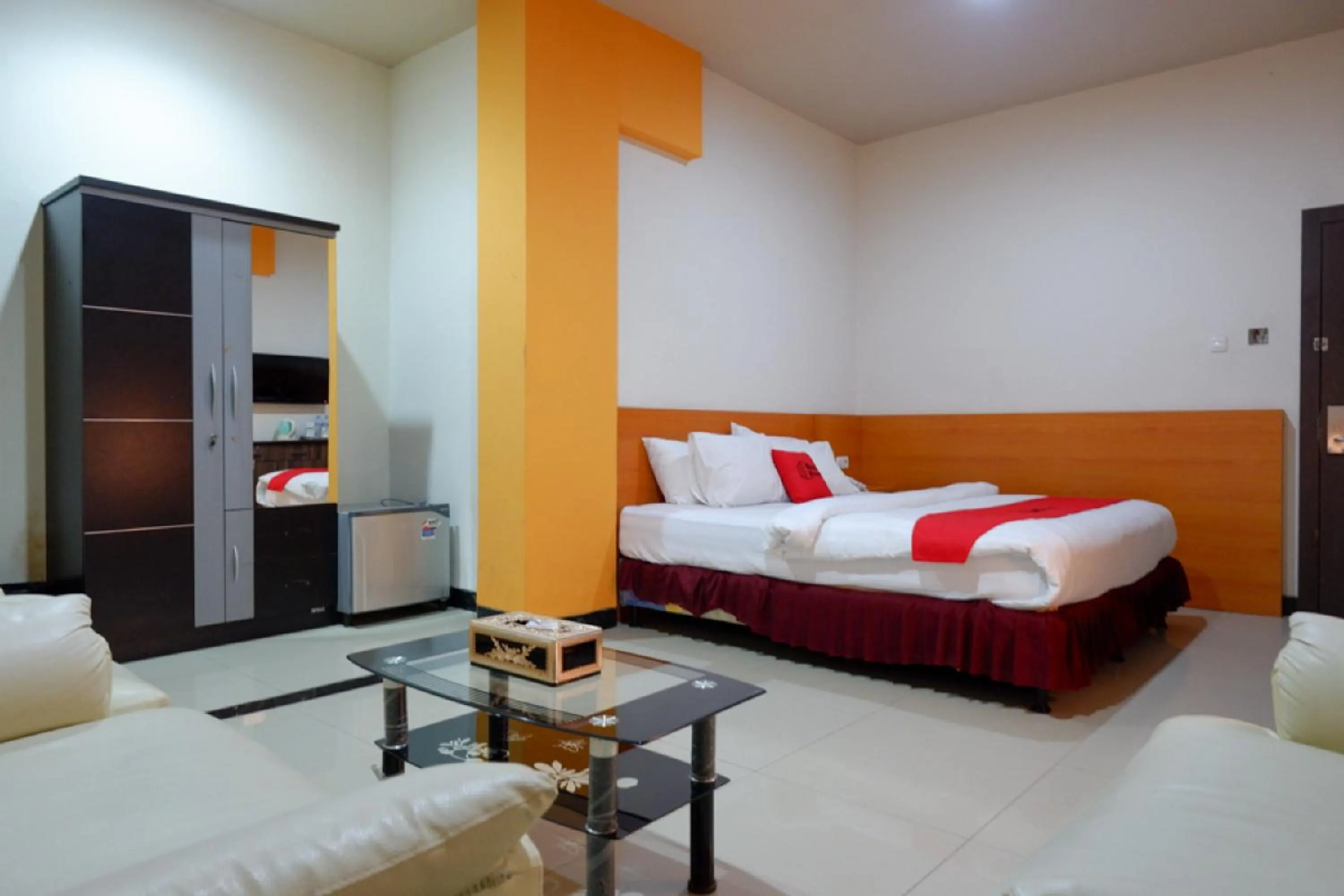 Bedroom, Bed in RedDoorz Plus @ Cameloan Hotel Palu