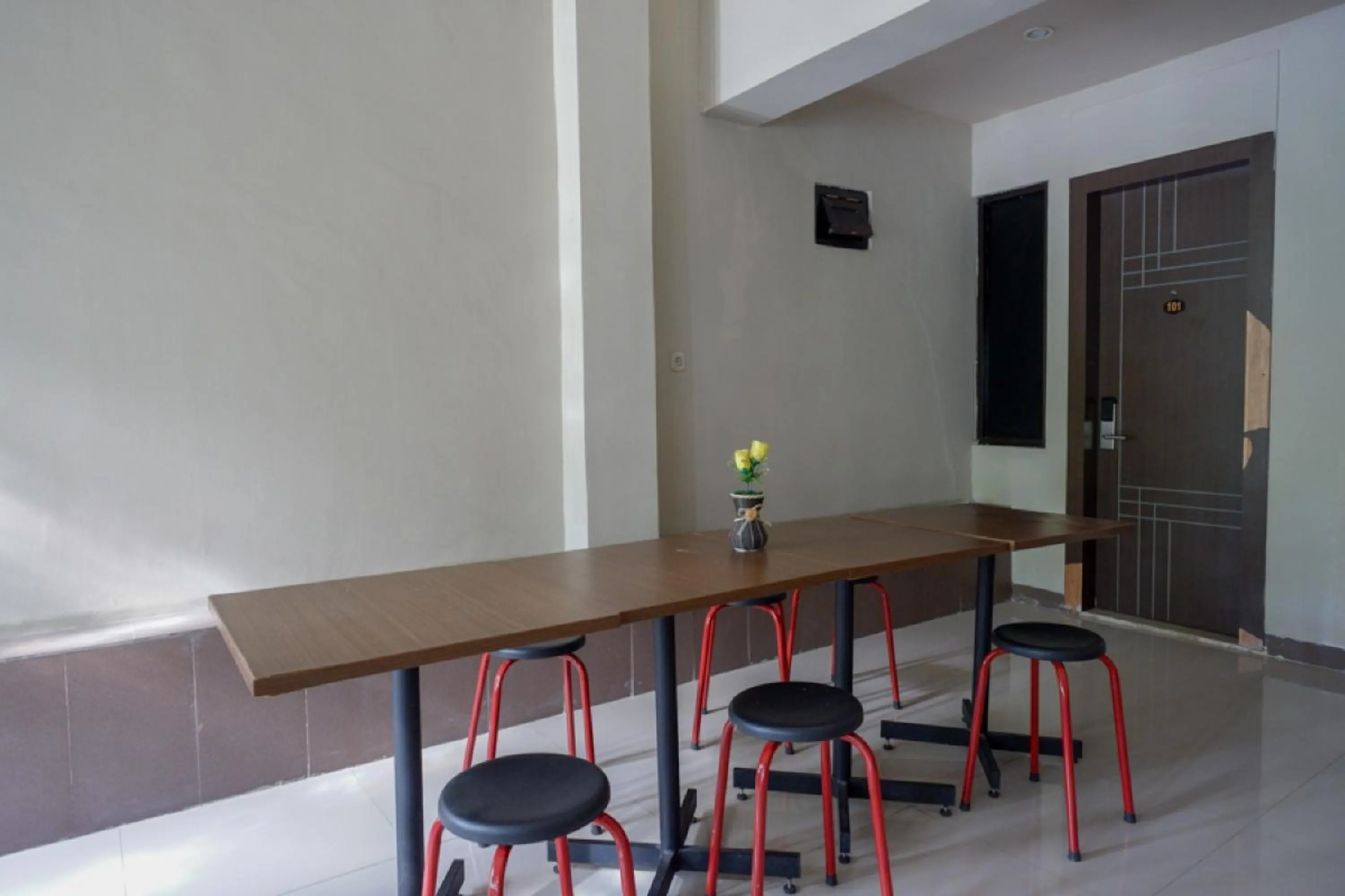 Seating area in RedDoorz Plus @ Cameloan Hotel Palu