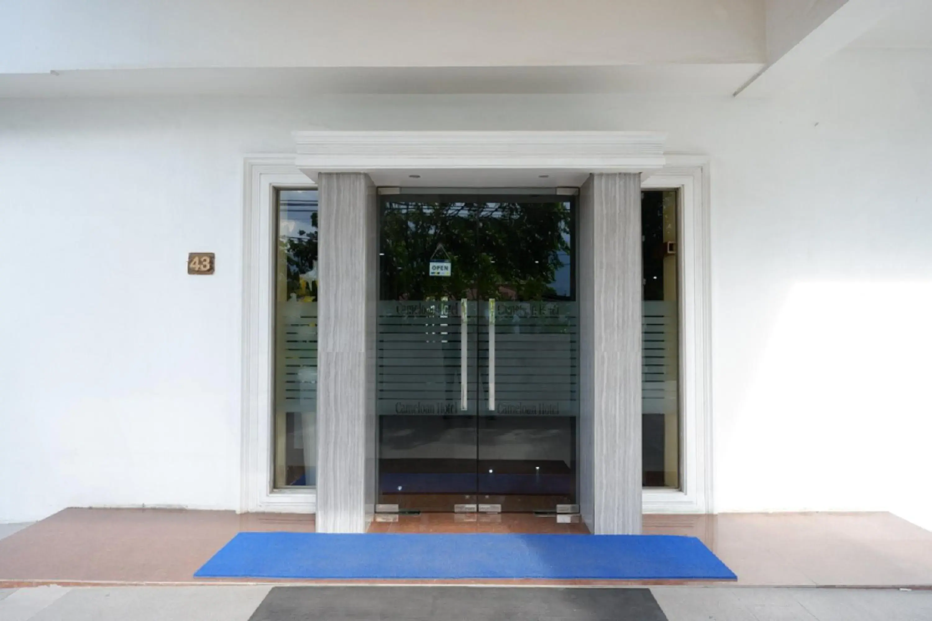 Facade/entrance in RedDoorz Plus @ Cameloan Hotel Palu Facade/entrance in RedDoorz Plus @ Cameloan Hotel Palu