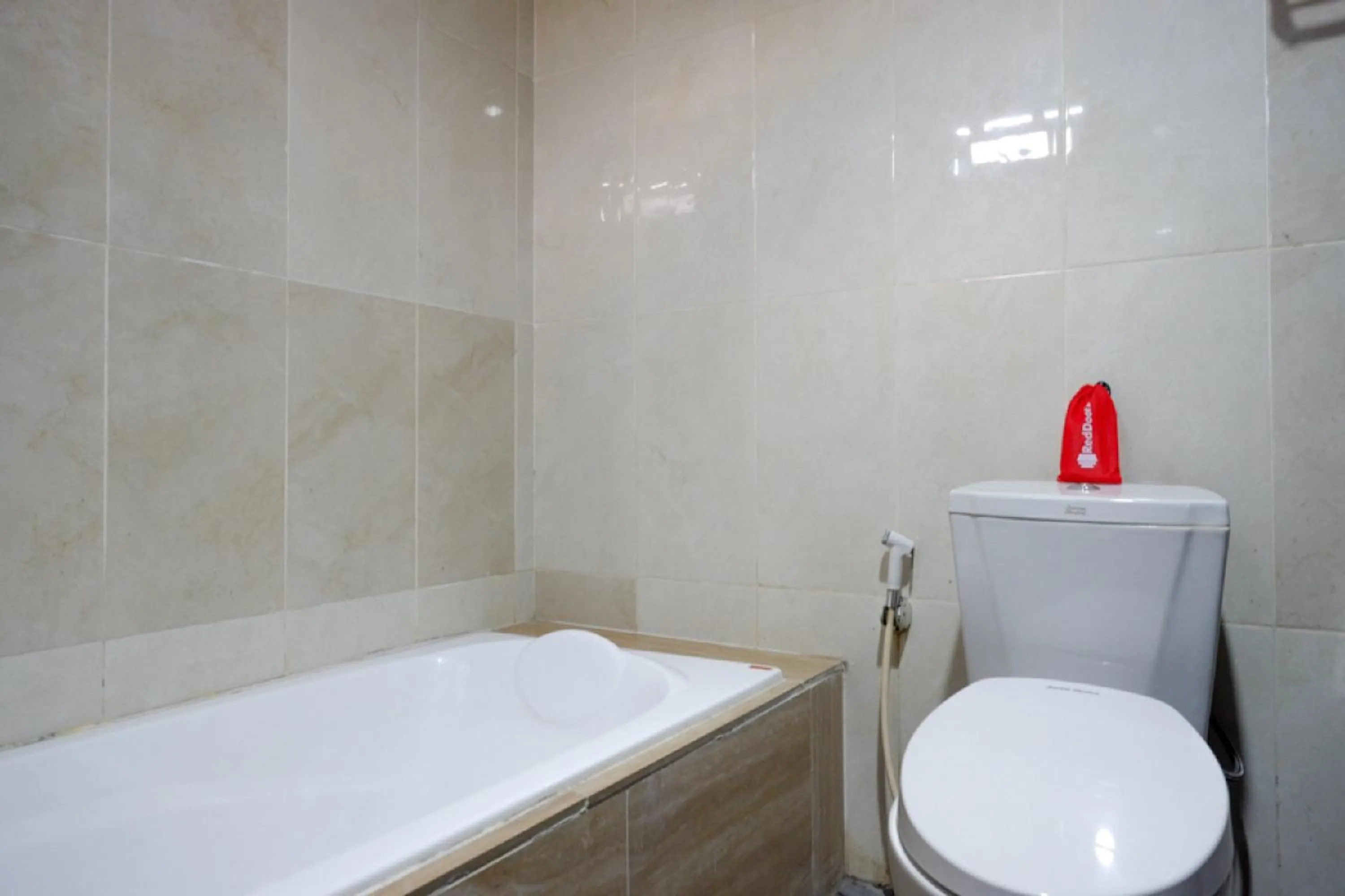 Bathroom in RedDoorz Plus @ Cameloan Hotel Palu