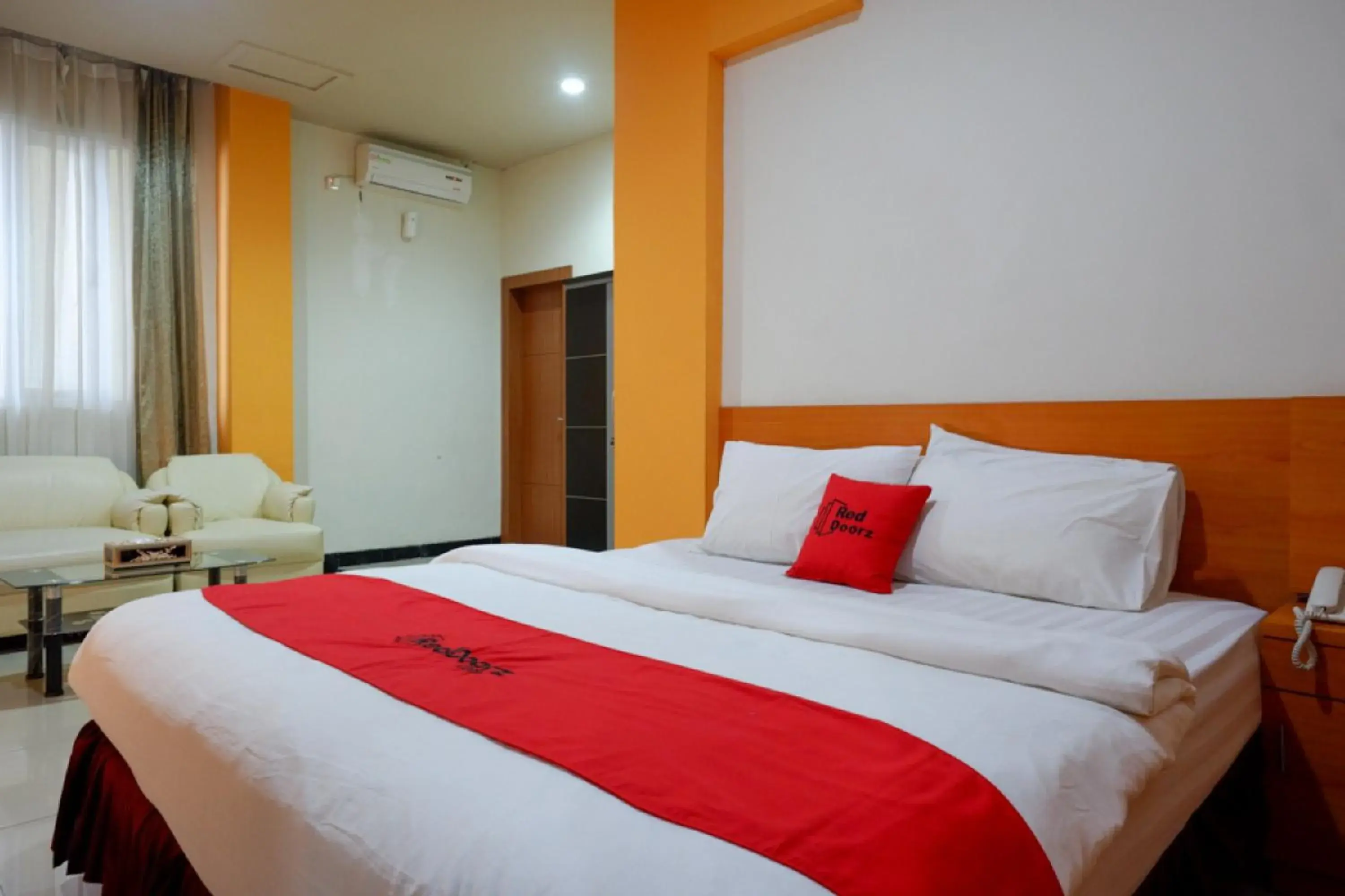 Bedroom, Bed in RedDoorz Plus @ Cameloan Hotel Palu Bedroom, Bed in RedDoorz Plus @ Cameloan Hotel Palu