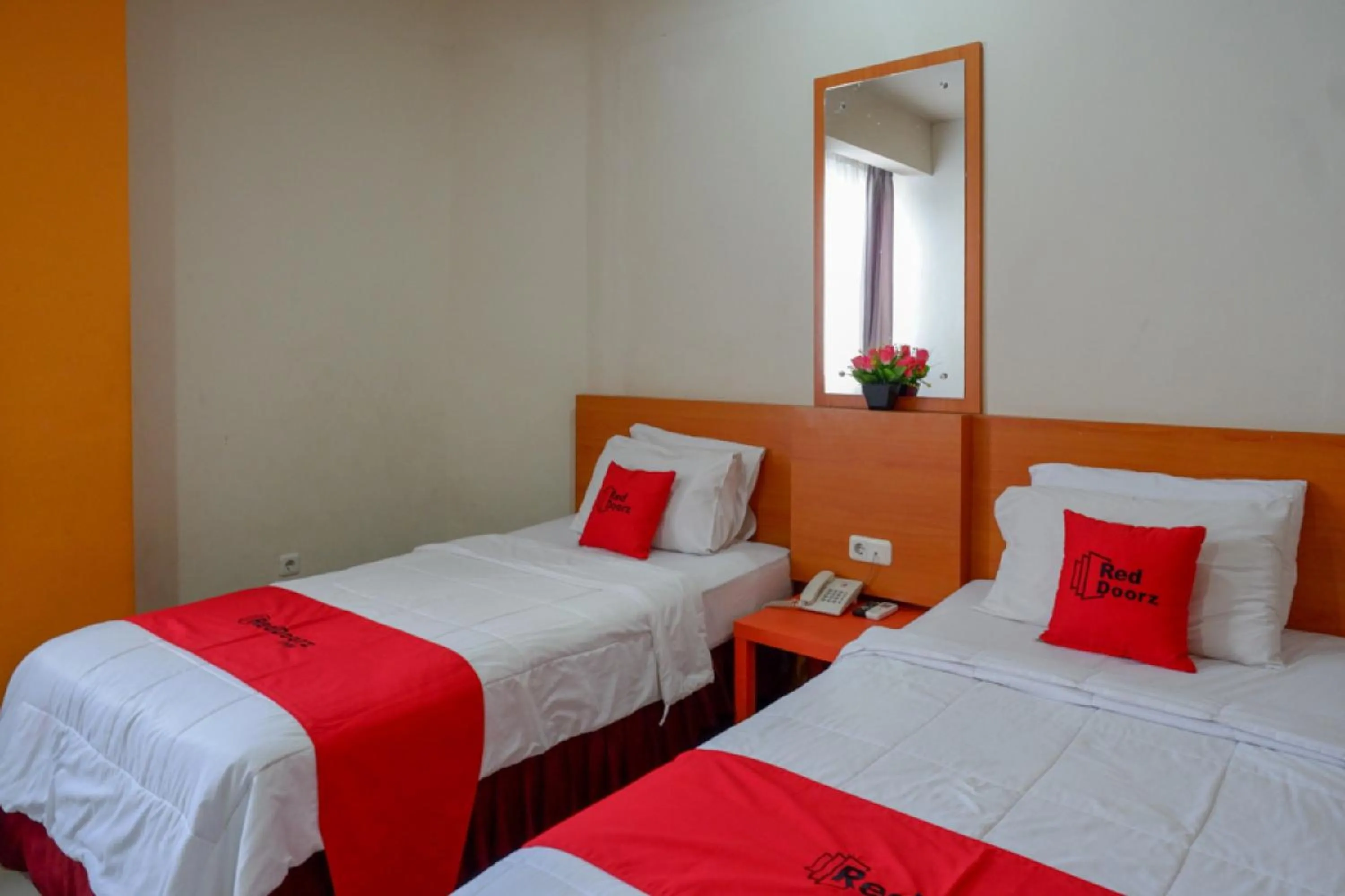 Bedroom, Bed in RedDoorz Plus @ Cameloan Hotel Palu