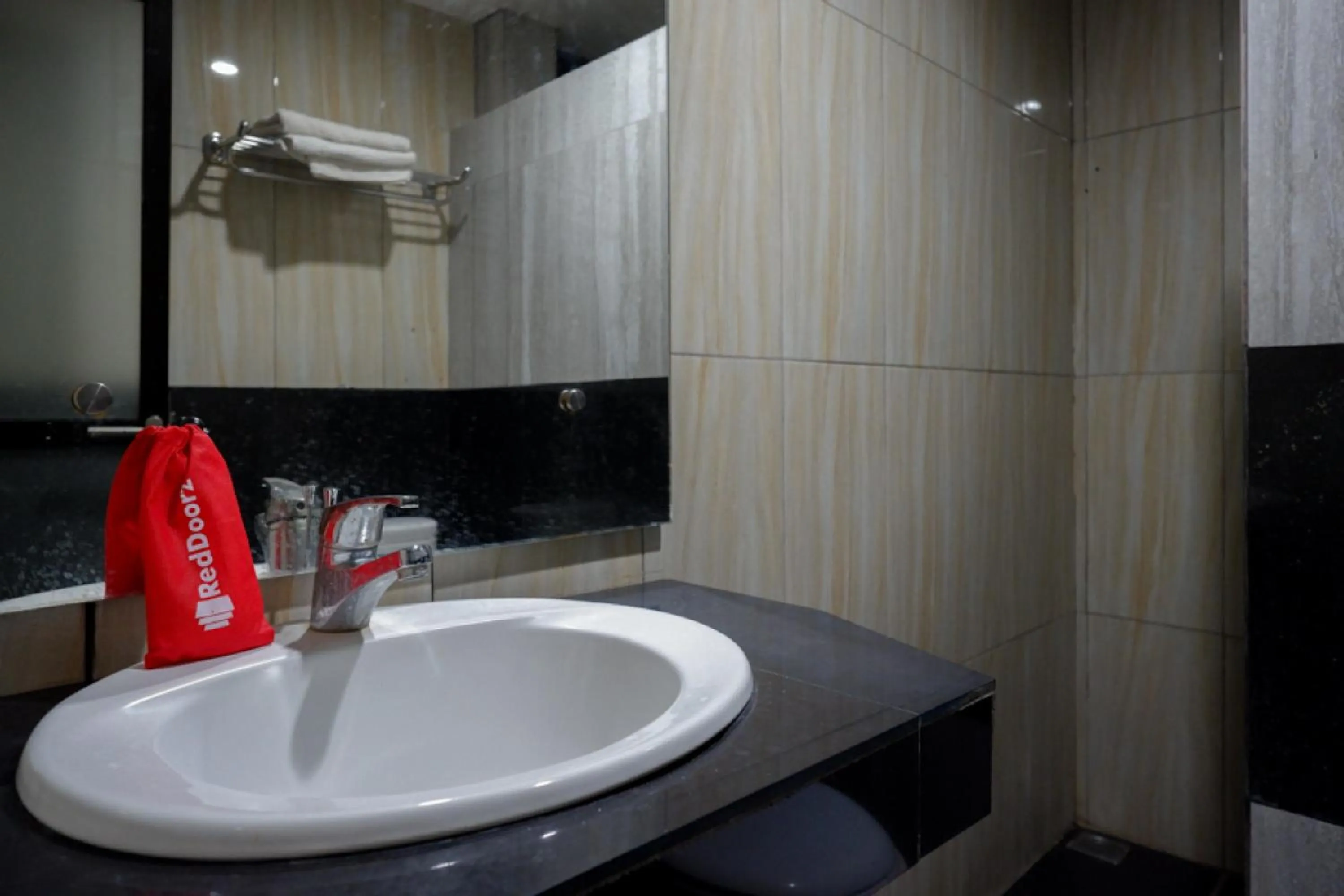 Bathroom in RedDoorz Plus @ Cameloan Hotel Palu