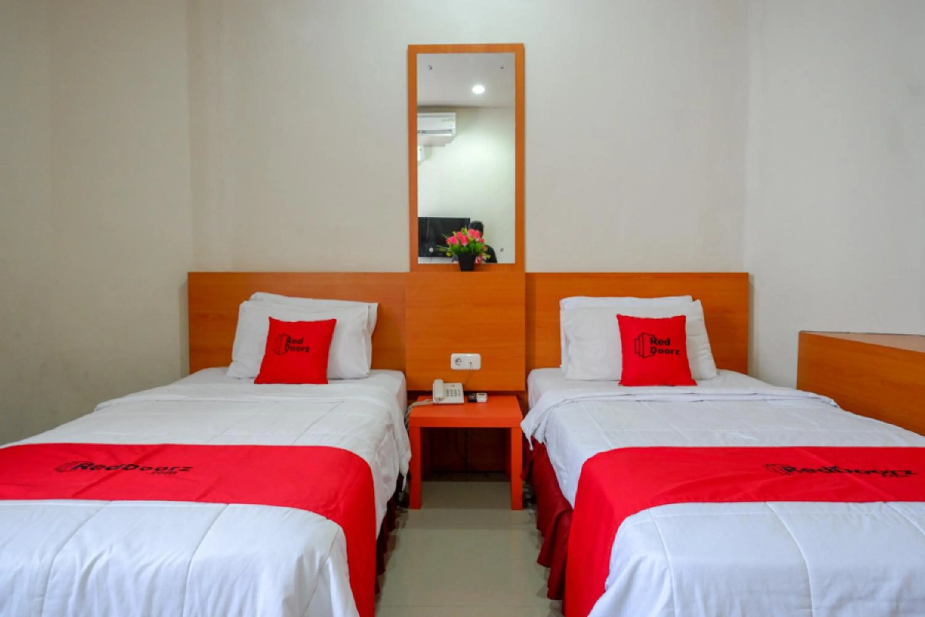Bedroom, Bed in RedDoorz Plus @ Cameloan Hotel Palu