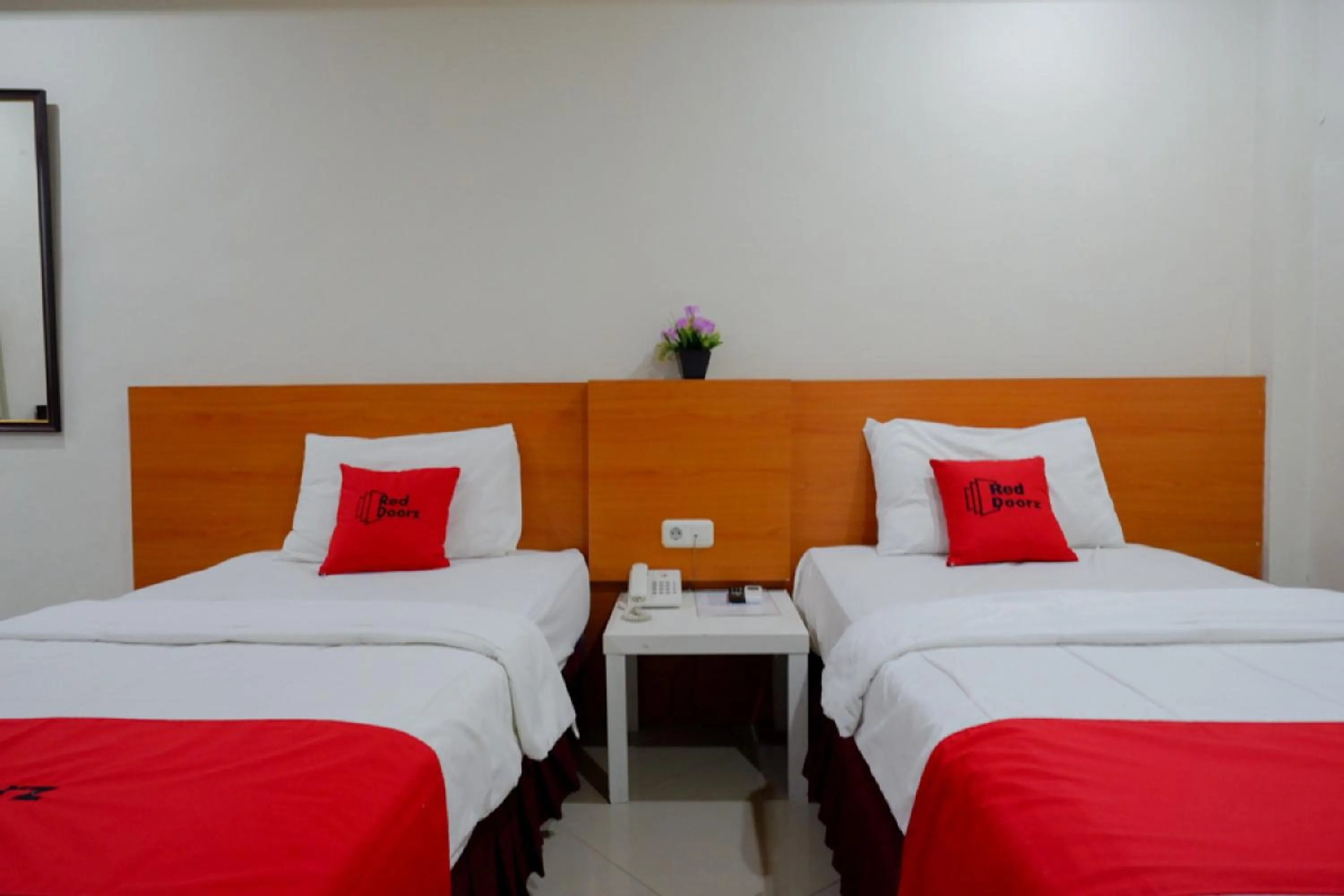 Bedroom, Bed in RedDoorz Plus @ Cameloan Hotel Palu