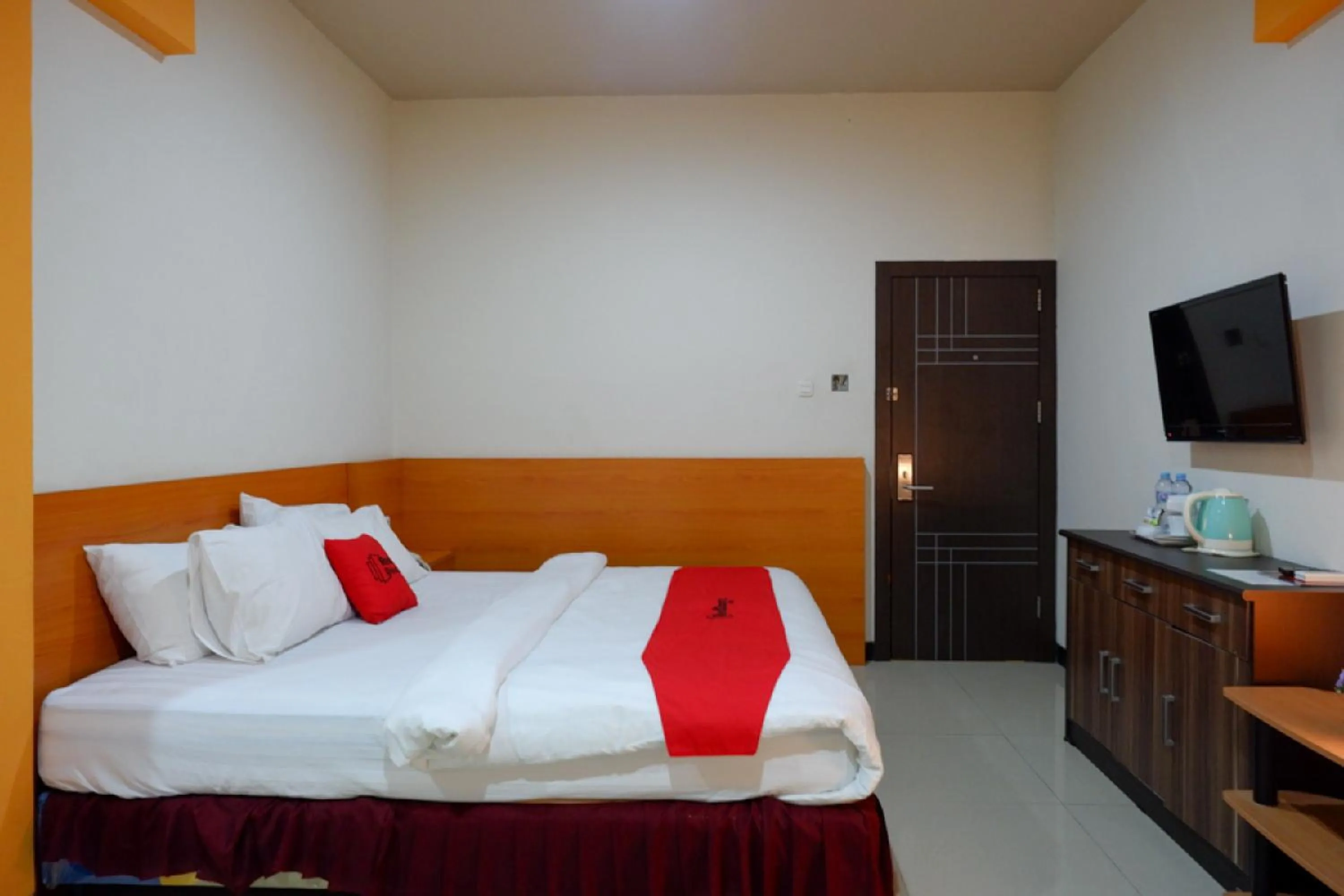 Bedroom, Bed in RedDoorz Plus @ Cameloan Hotel Palu
