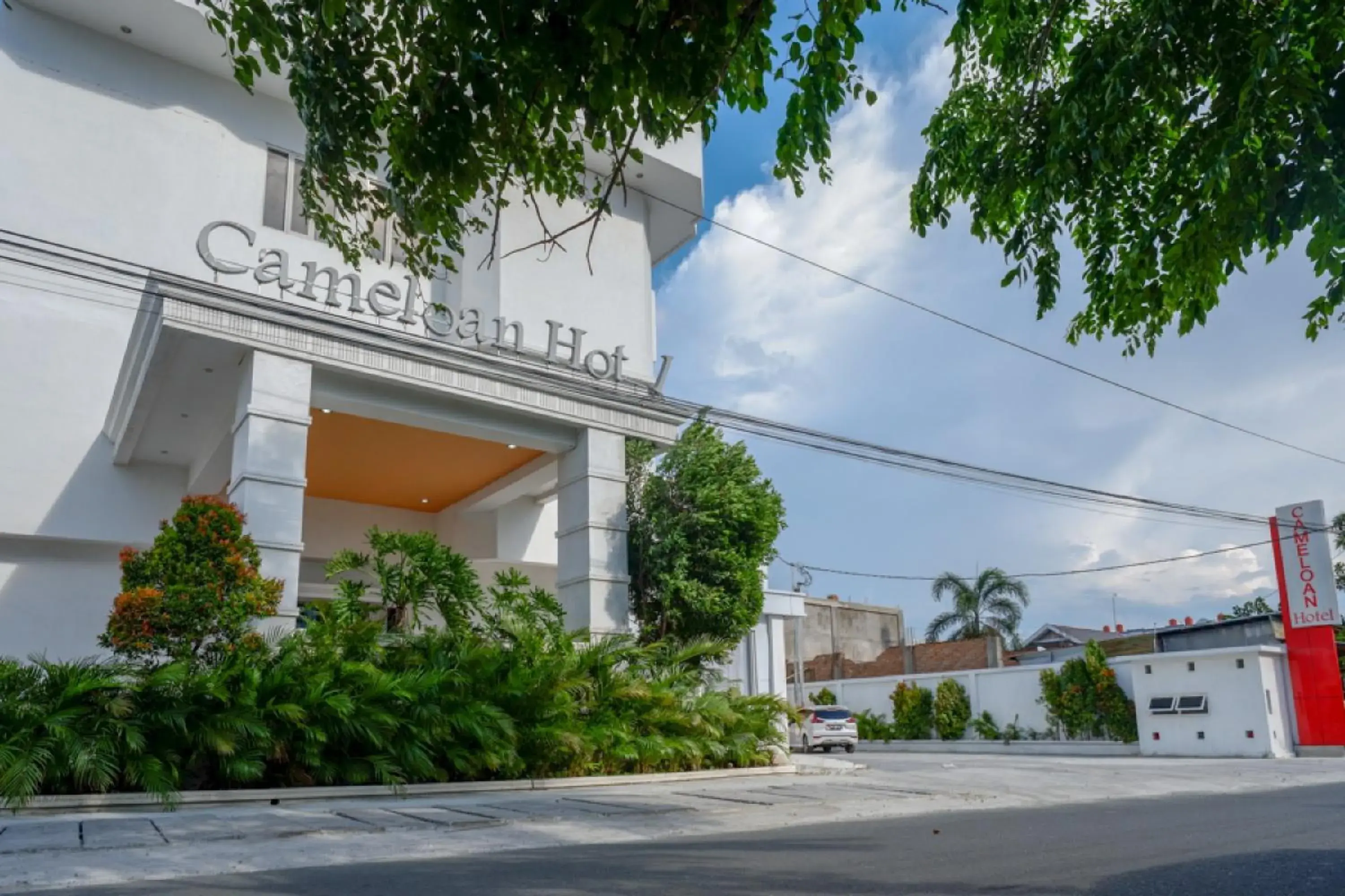 Property building in RedDoorz Plus @ Cameloan Hotel Palu Property building in RedDoorz Plus @ Cameloan Hotel Palu