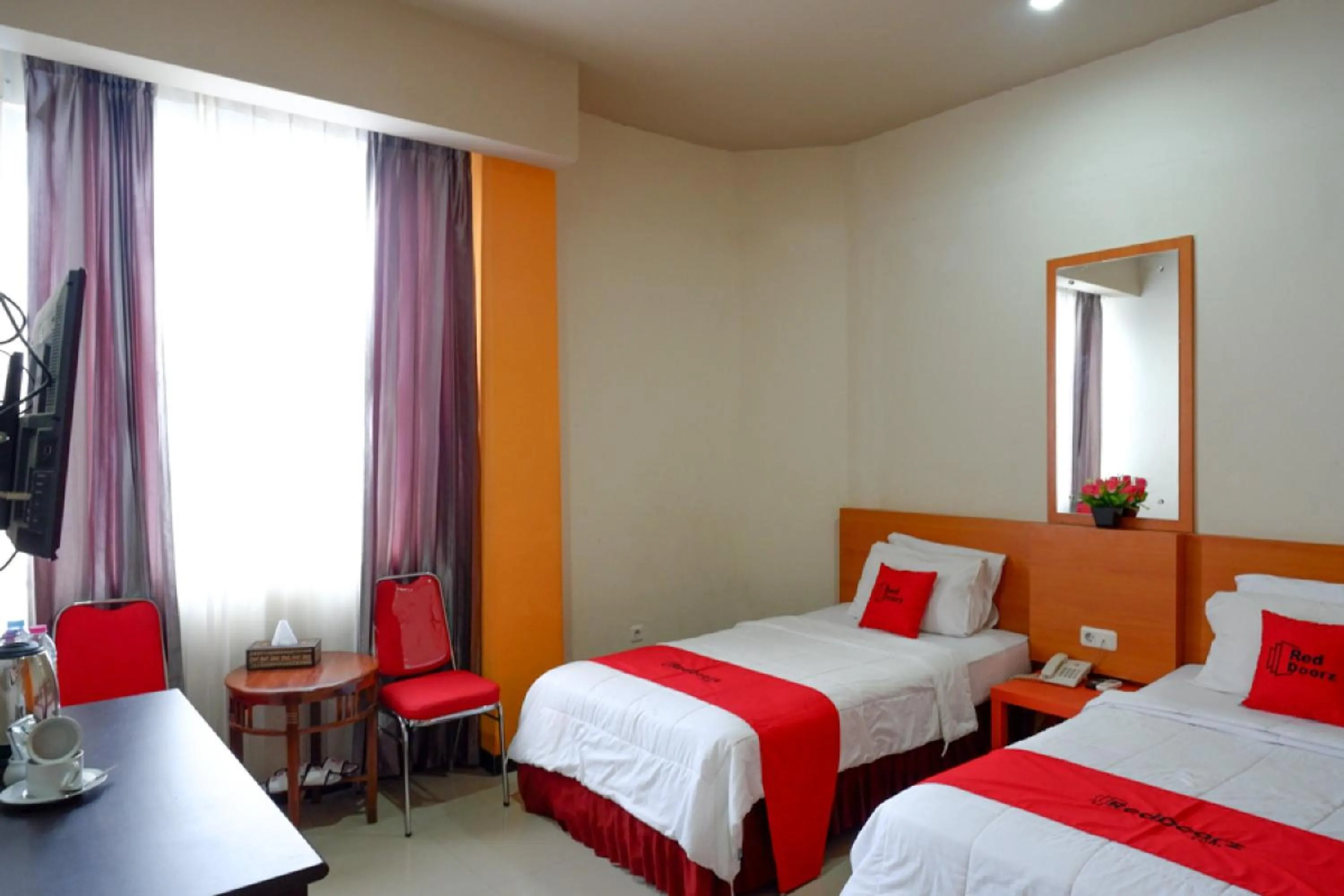 Bedroom, Bed in RedDoorz Plus @ Cameloan Hotel Palu