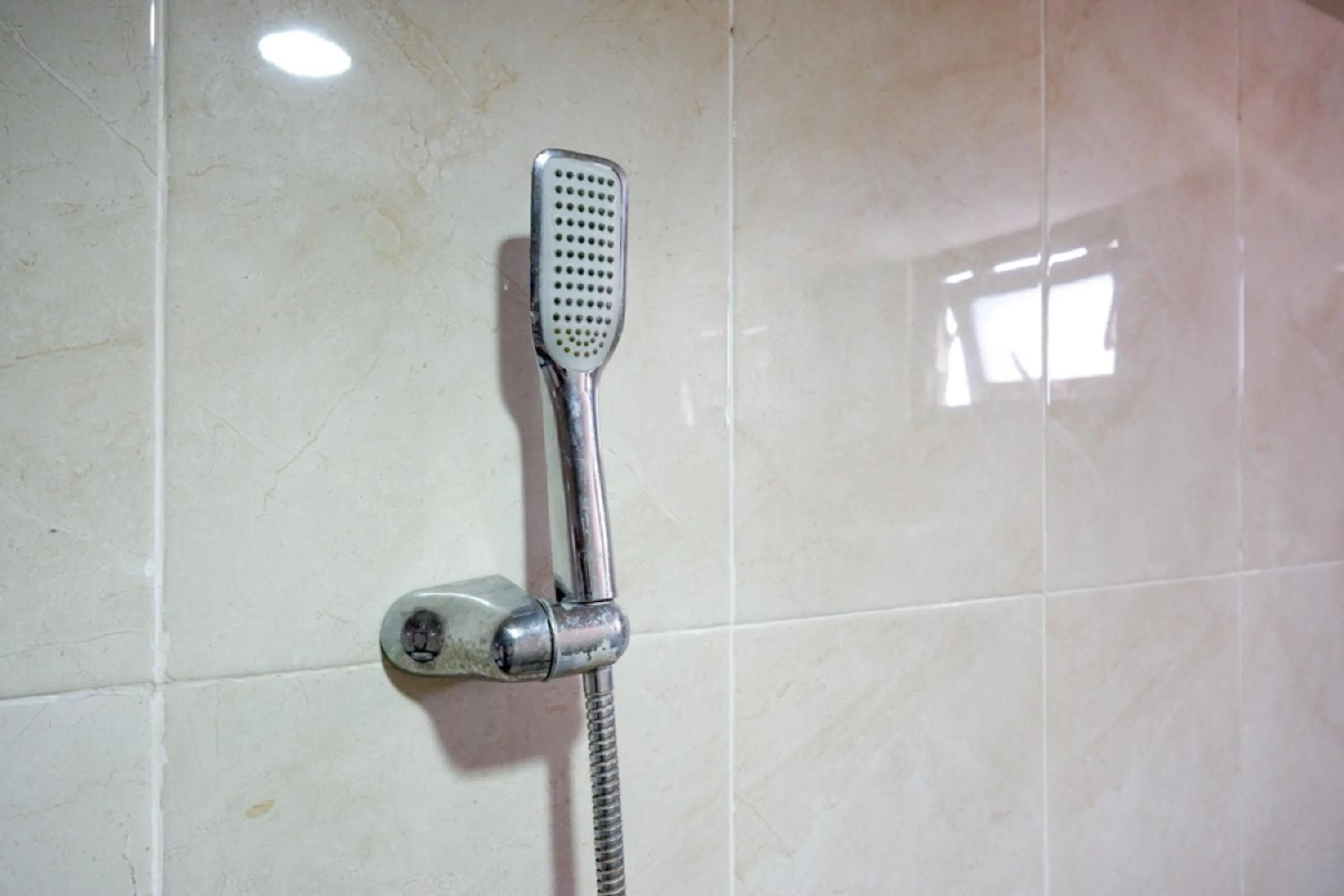 Bathroom in RedDoorz Plus @ Cameloan Hotel Palu